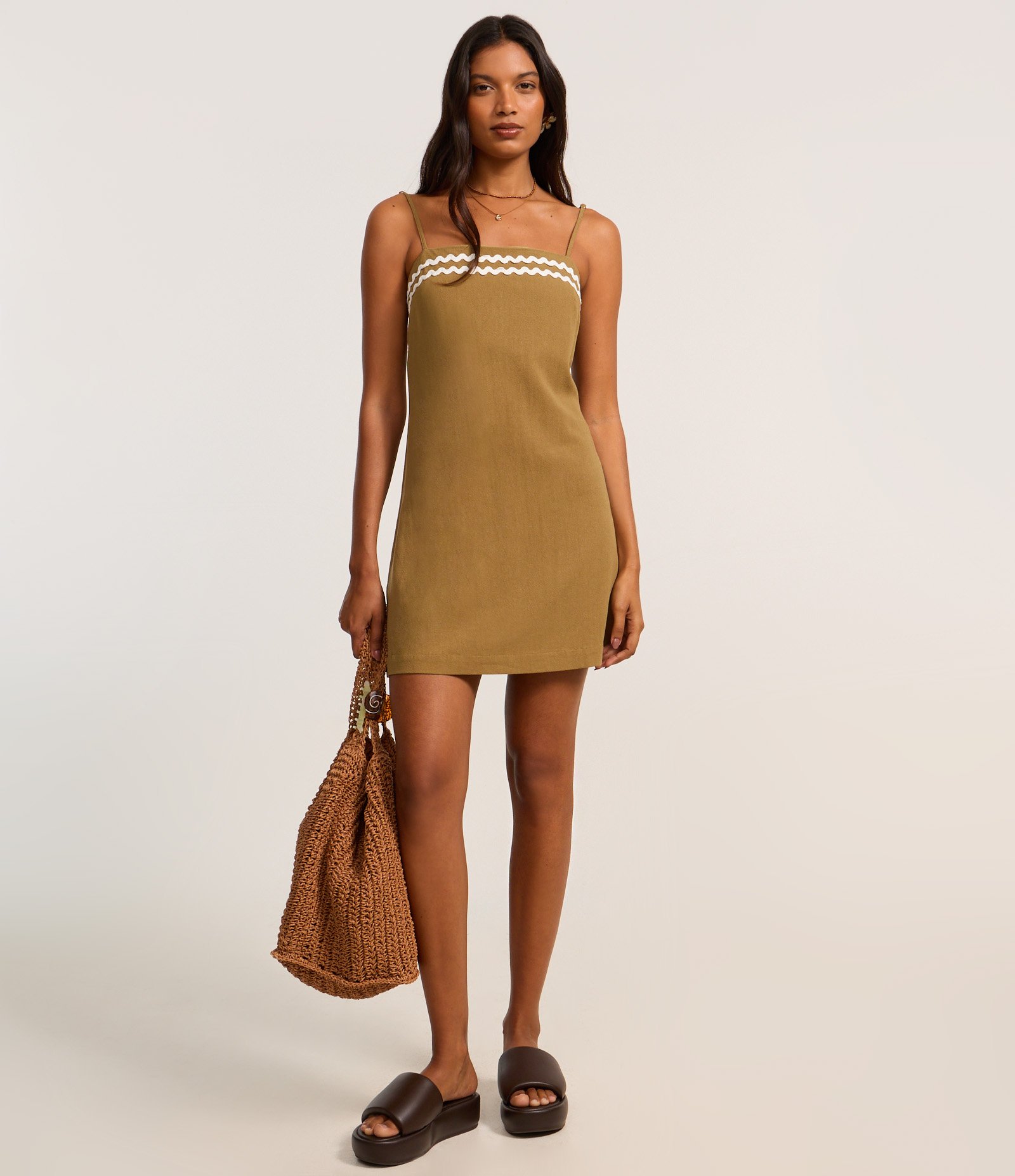 Vestido Curto em Crepe com Detalhe Ondulado no Busto Verde 2