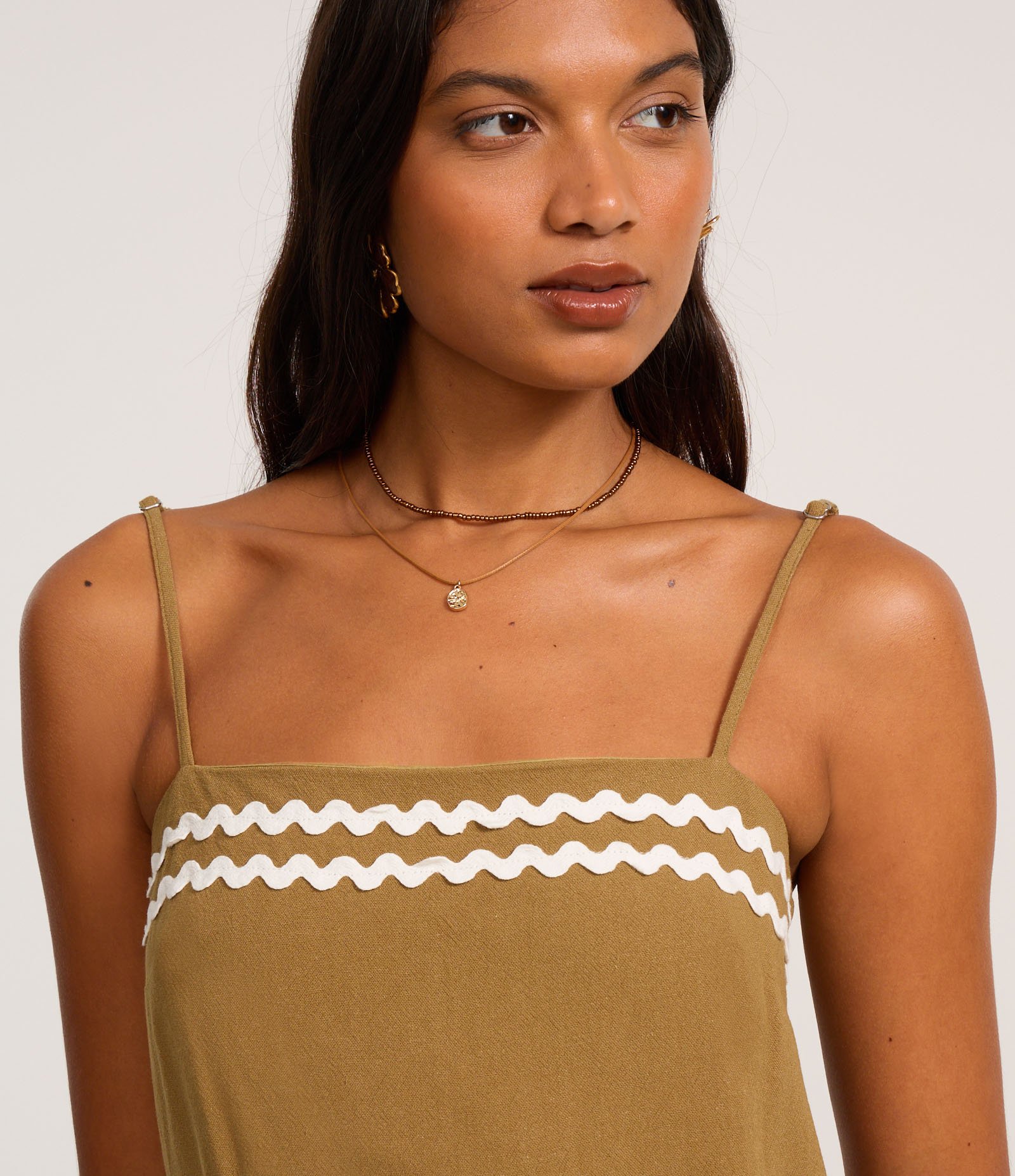 Vestido Curto em Crepe com Detalhe Ondulado no Busto Verde 3