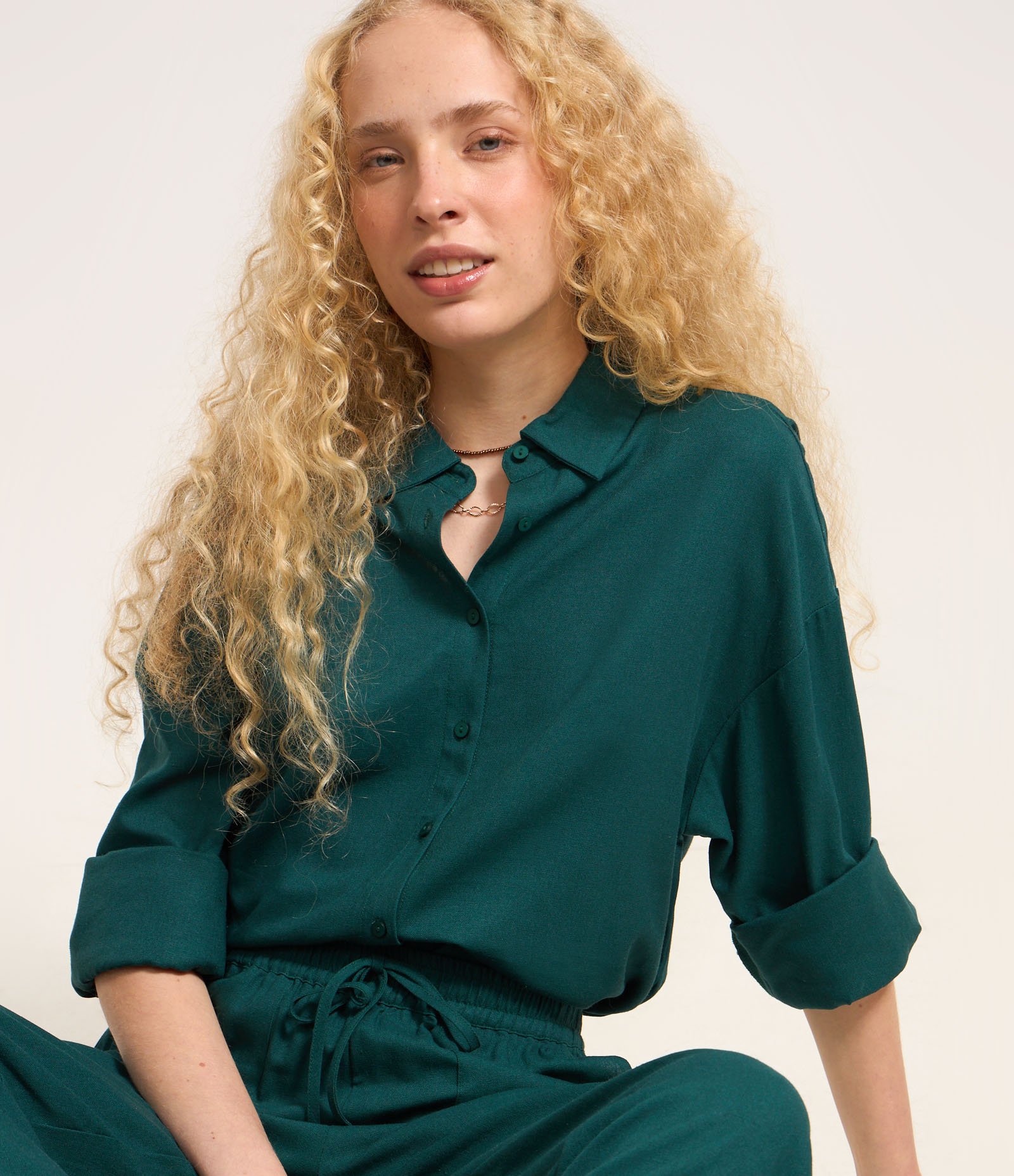 Camisa Alongada em Viscose e Linho com Botões Verde 1