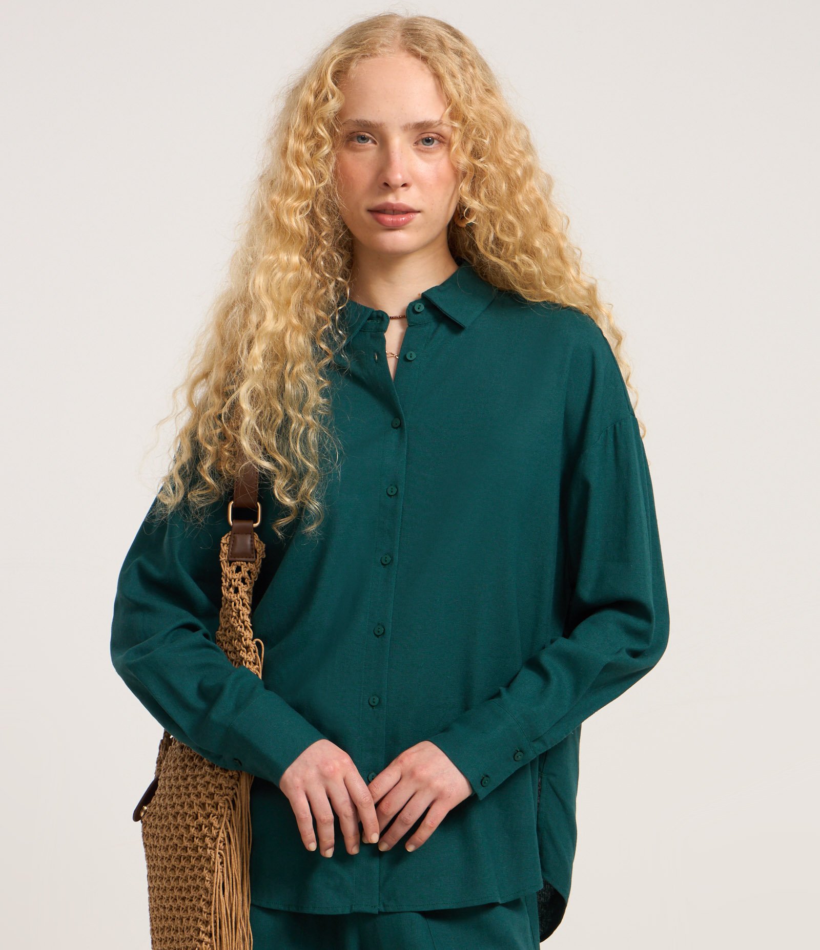 Camisa Alongada em Viscose e Linho com Botões Verde 3
