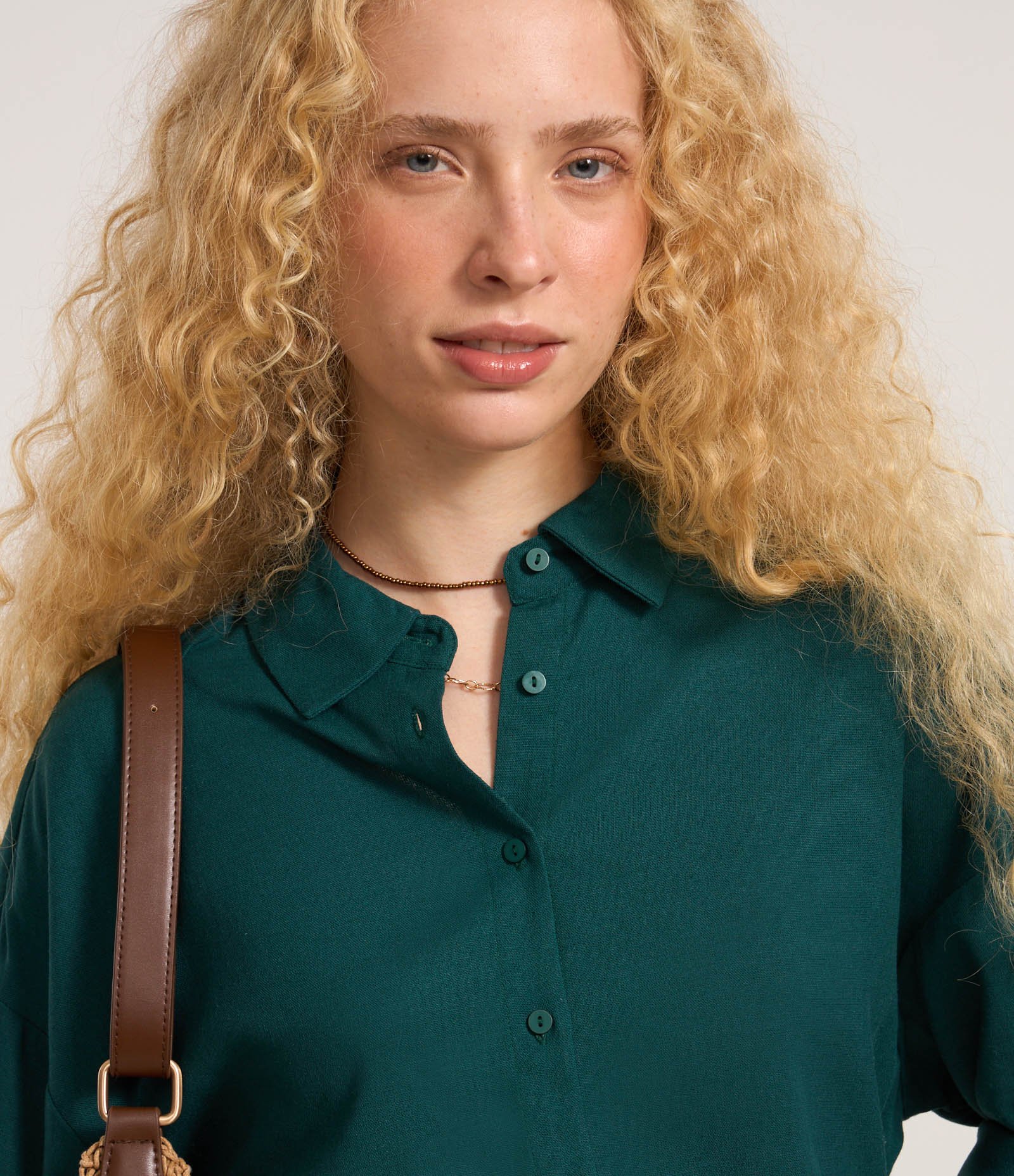 Camisa Alongada em Viscose e Linho com Botões Verde 5