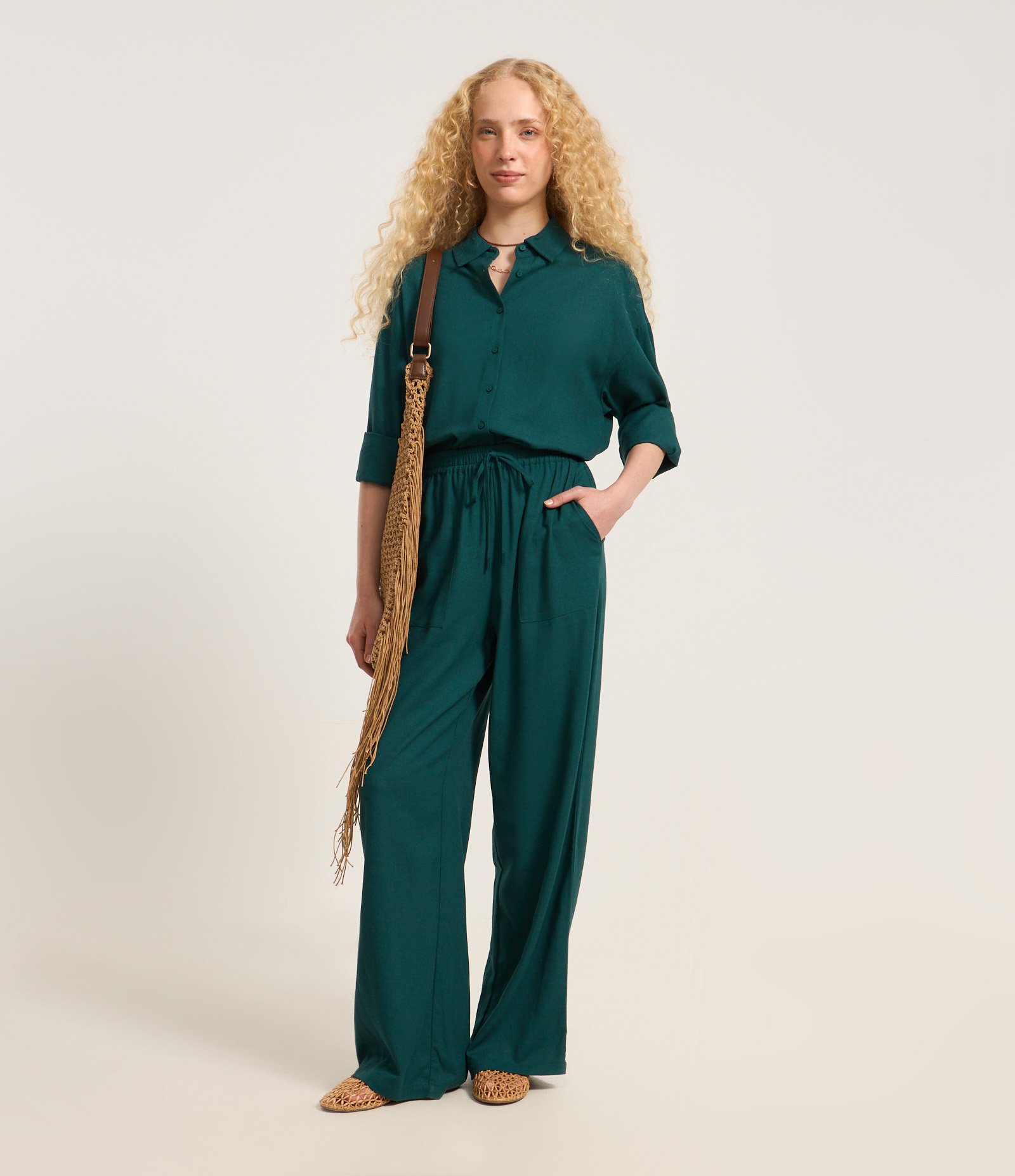 Calça Wide Leg em Viscose com Bolsos Aplicados Verde Escuro 1