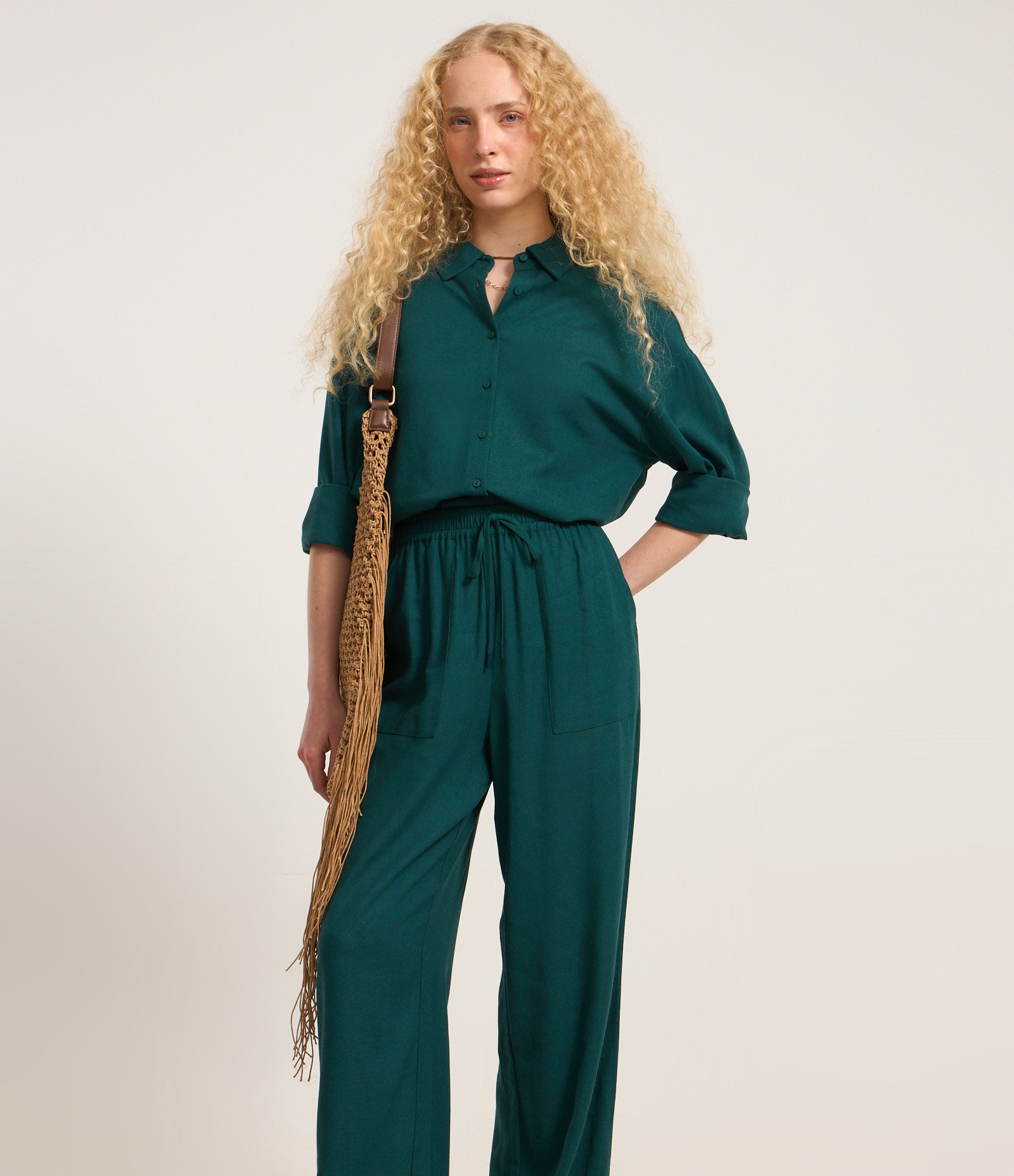 Calça Wide Leg em Viscose com Bolsos Aplicados Verde Escuro 2