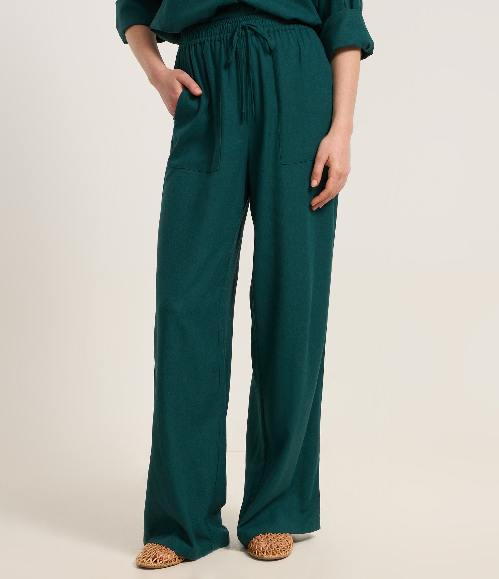 Calça Wide Leg em Viscose com Bolsos Aplicados Verde Escuro 3