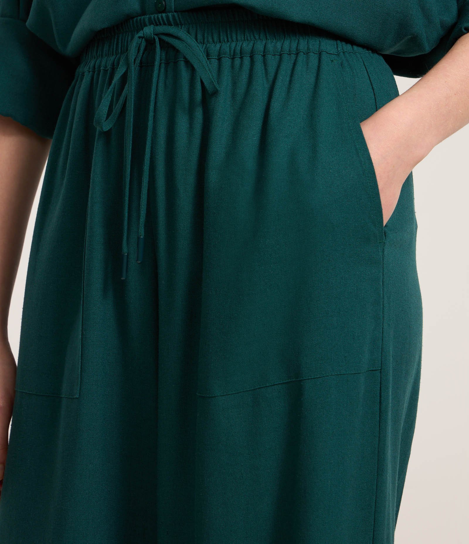 Calça Wide Leg em Viscose com Bolsos Aplicados Verde Escuro 4