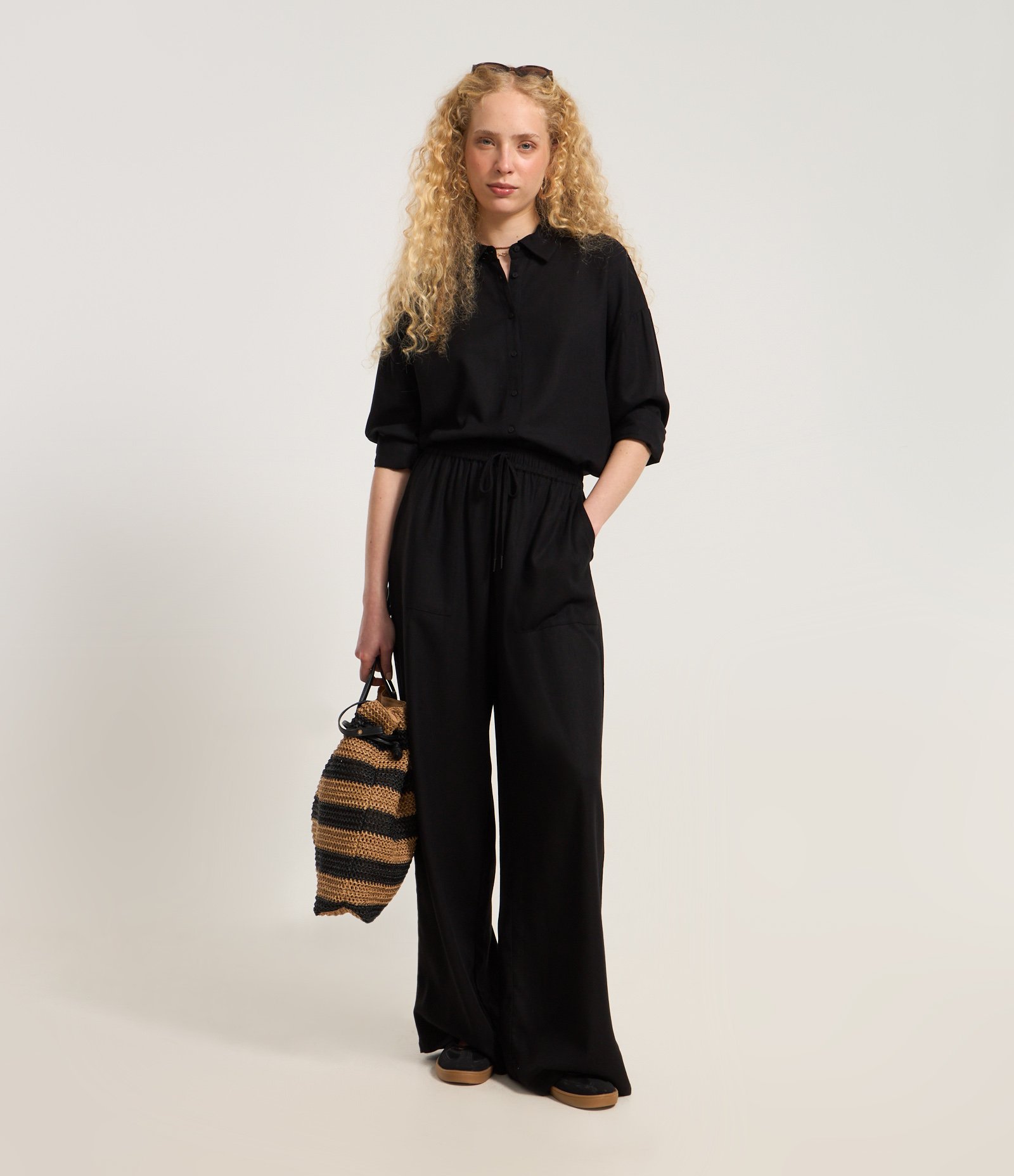Calça Wide Leg em Viscose com Bolsos Aplicados Preto 1