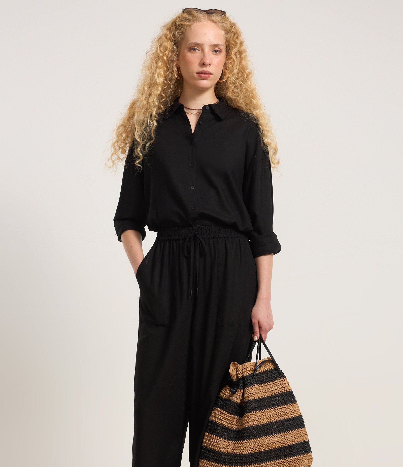 Calça Wide Leg em Viscose com Bolsos Aplicados Preto 2