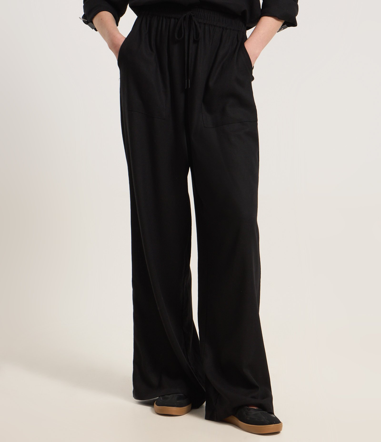 Calça Wide Leg em Viscose com Bolsos Aplicados Preto 3