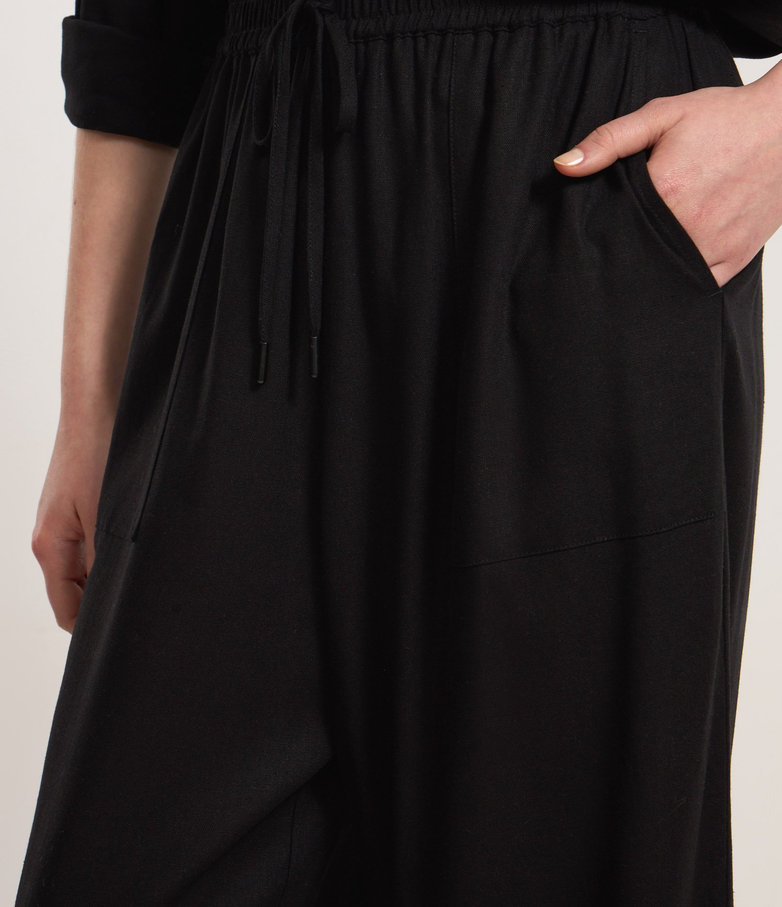 Calça Wide Leg em Viscose com Bolsos Aplicados Preto 4