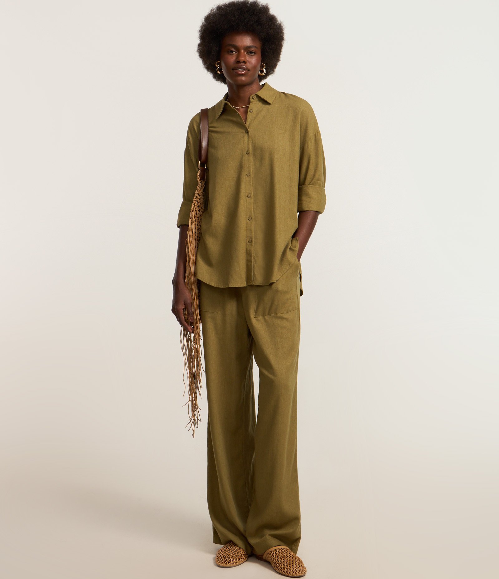 Camisa Alongada em Viscose e Linho com Botões Verde 2