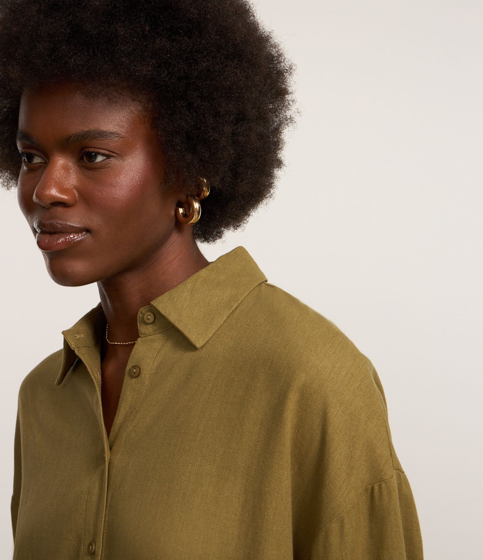 Camisa Alongada em Viscose e Linho com Botões Verde 3