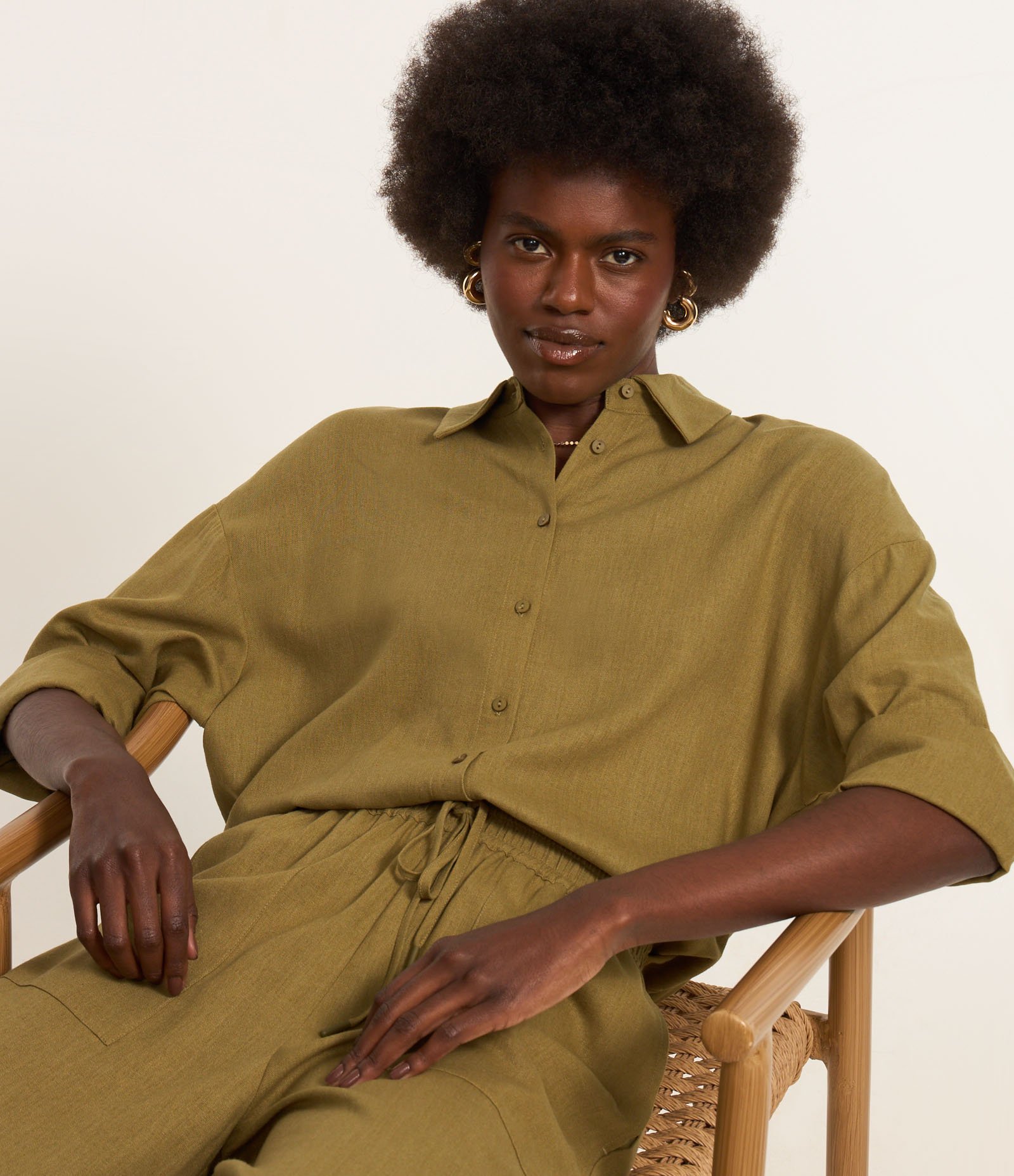 Camisa Alongada em Viscose e Linho com Botões Verde 4