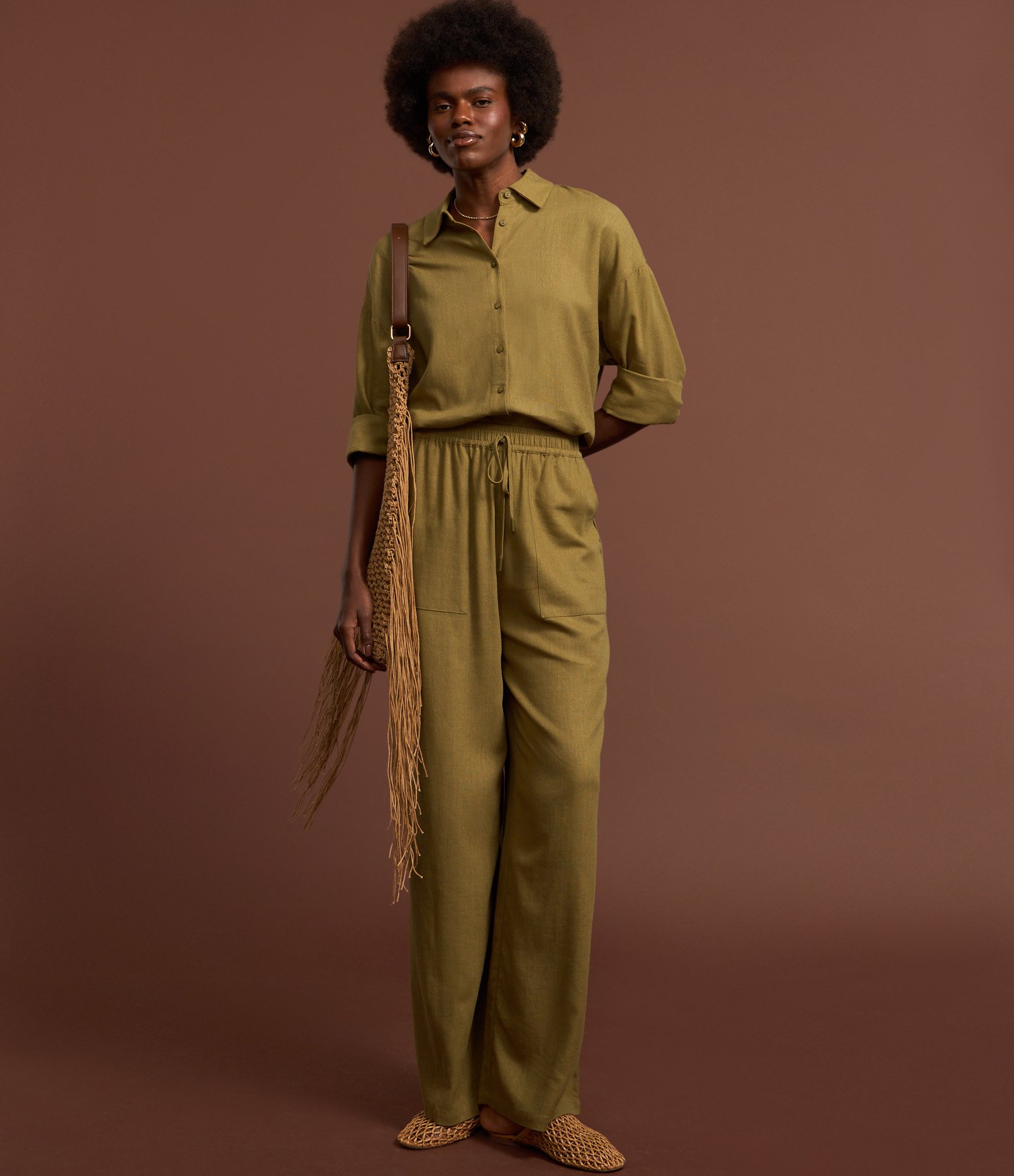 Calça Wide Leg em Viscose com Bolsos Aplicados Verde 5