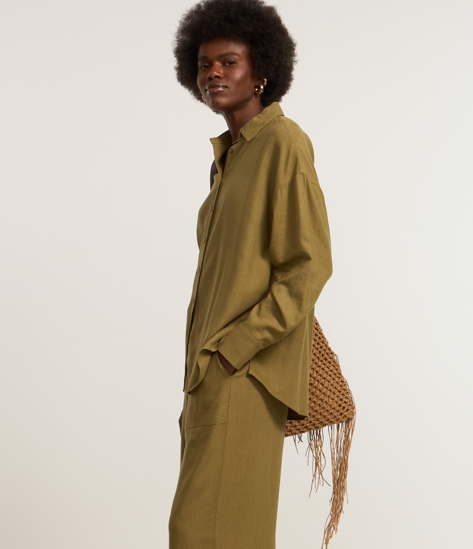 Calça Wide Leg em Viscose com Bolsos Aplicados Verde 2