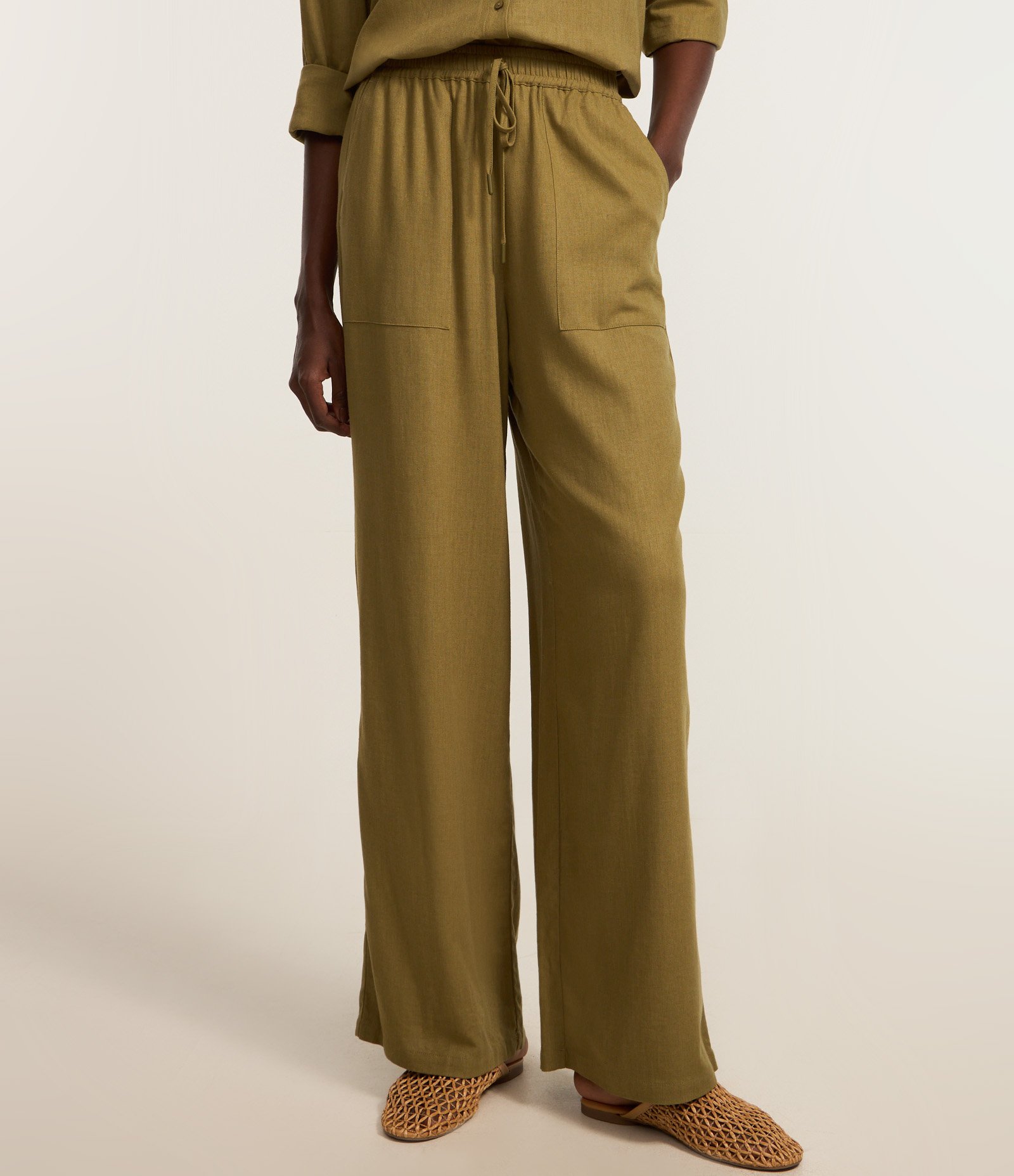 Calça Wide Leg em Viscose com Bolsos Aplicados Verde 3