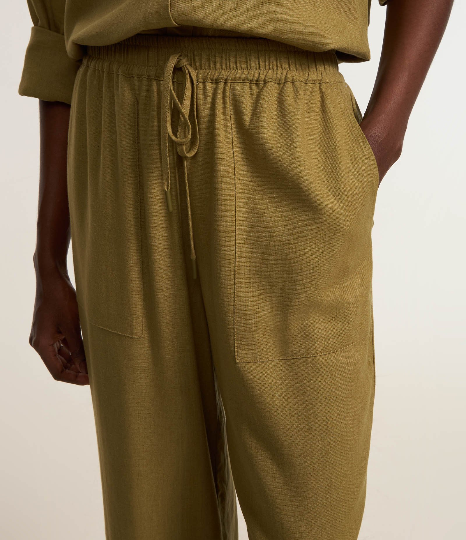 Calça Wide Leg em Viscose com Bolsos Aplicados Verde 4