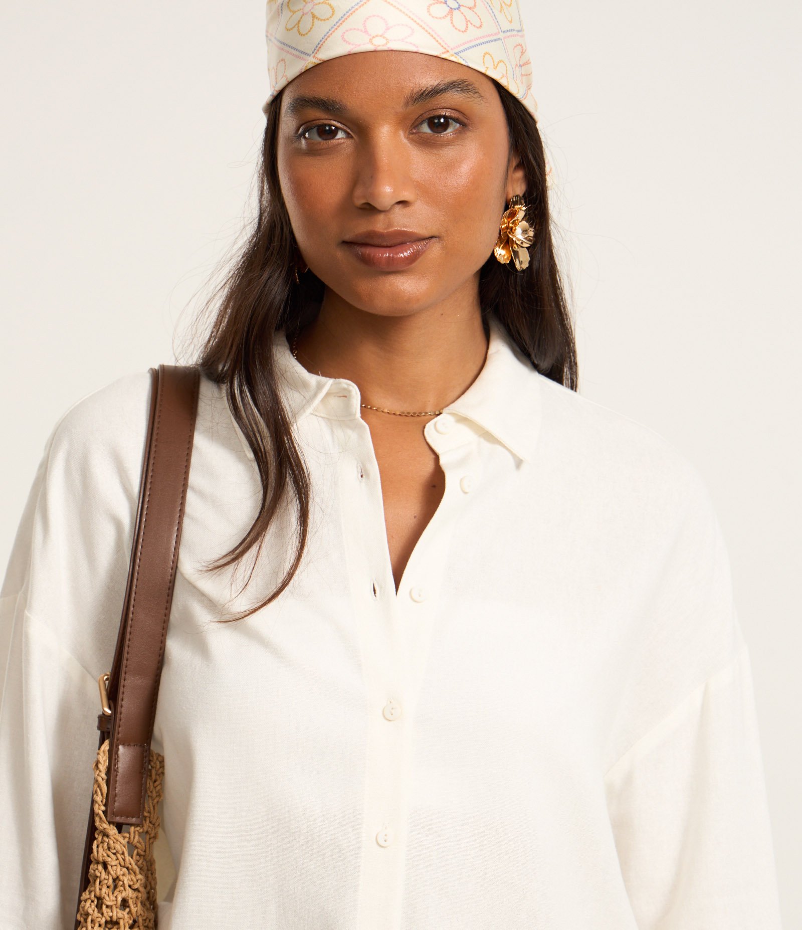 Camisa Alongada em Viscose e Linho com Botões Bege 3