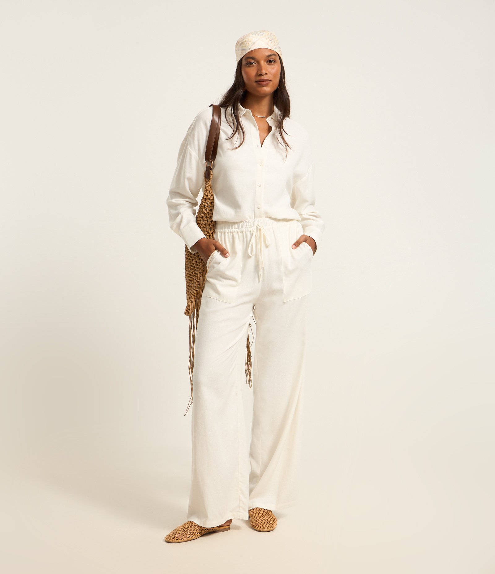 Calça Wide Leg em Viscose com Bolsos Aplicados Bege 1