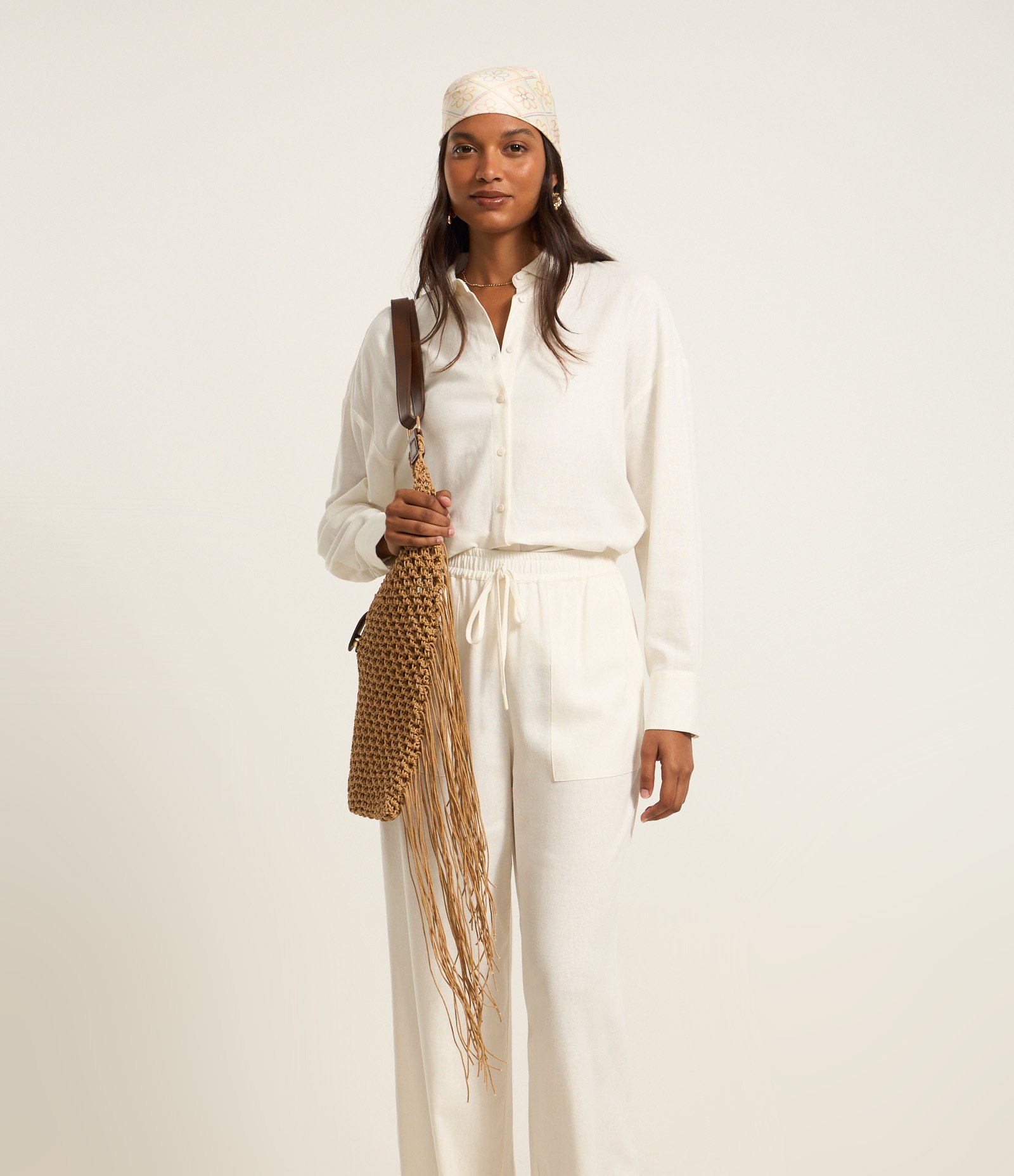 Calça Wide Leg em Viscose com Bolsos Aplicados Bege 2