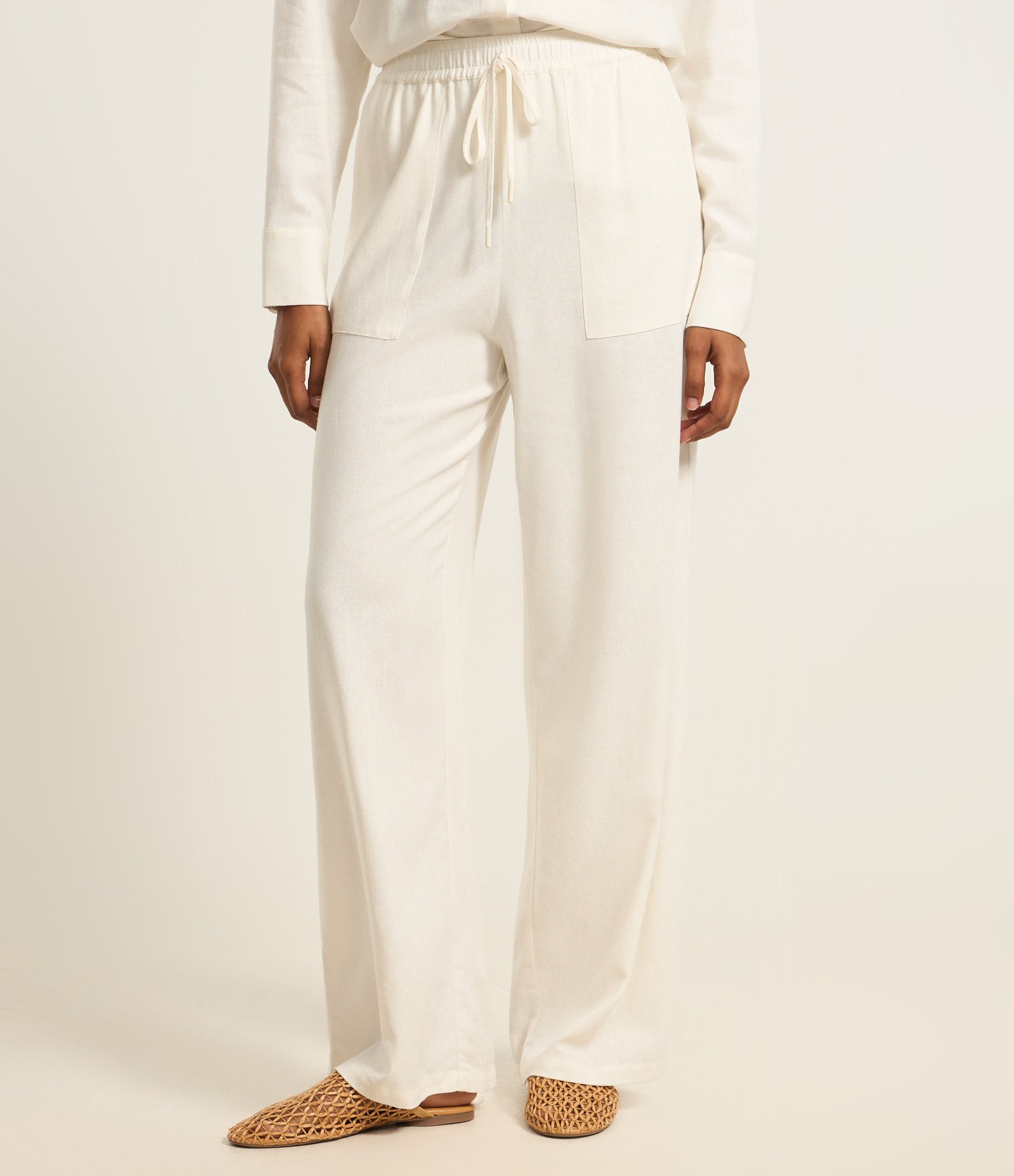 Calça Wide Leg em Viscose com Bolsos Aplicados Bege 3