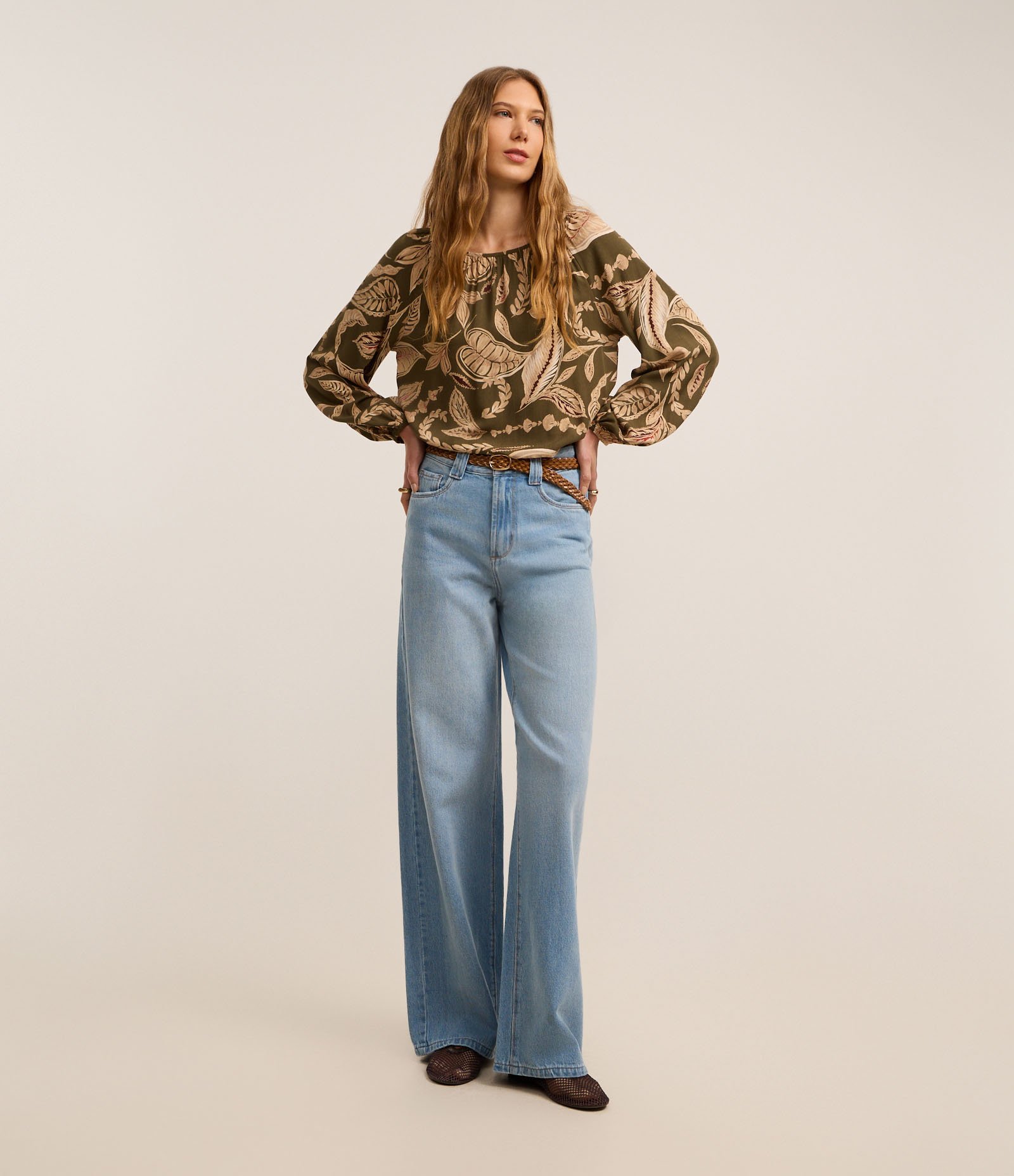 Blusa em Viscose com com Elástico no Decote e Estampa Folhagem Verde/Bege 2