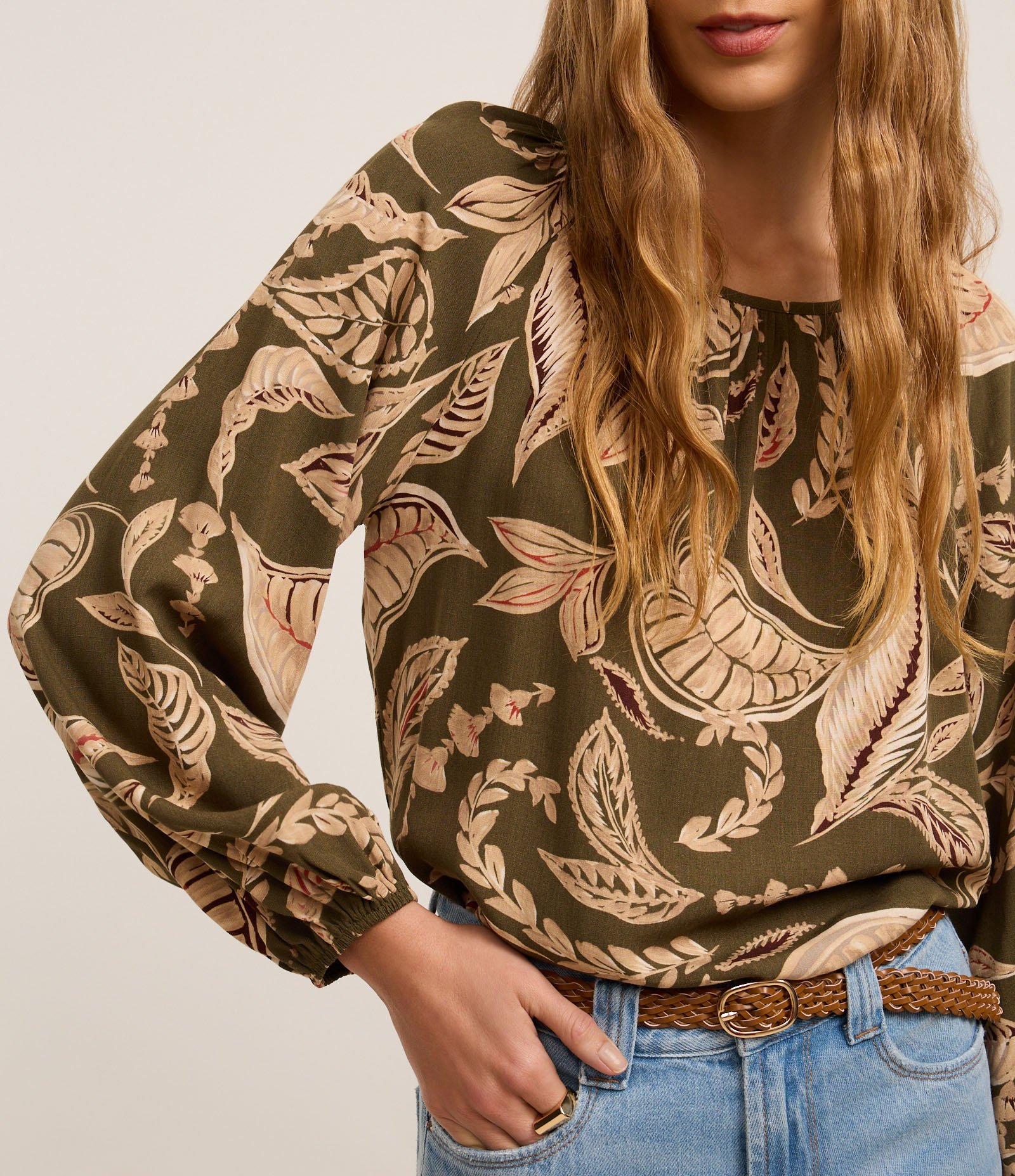 Blusa em Viscose com com Elástico no Decote e Estampa Folhagem Verde/Bege 3