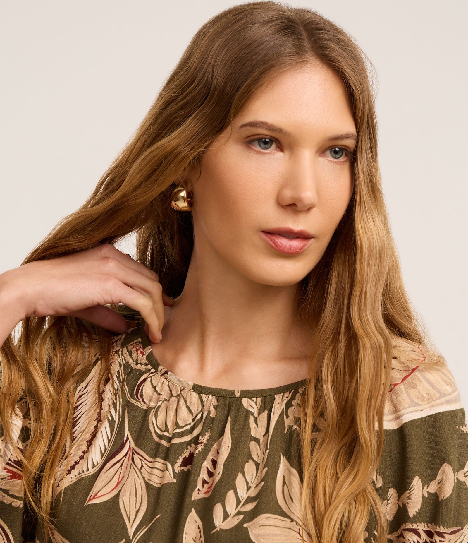 Blusa em Viscose com com Elástico no Decote e Estampa Folhagem Verde/Bege 4