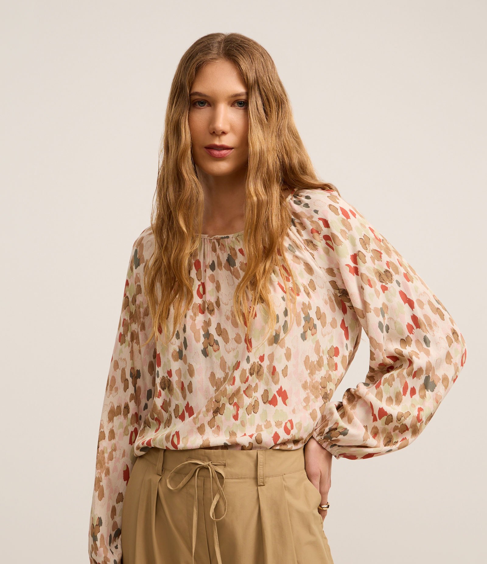 Blusa em Chalis com Estampa Abstrata e Decote Canoa Bege 1