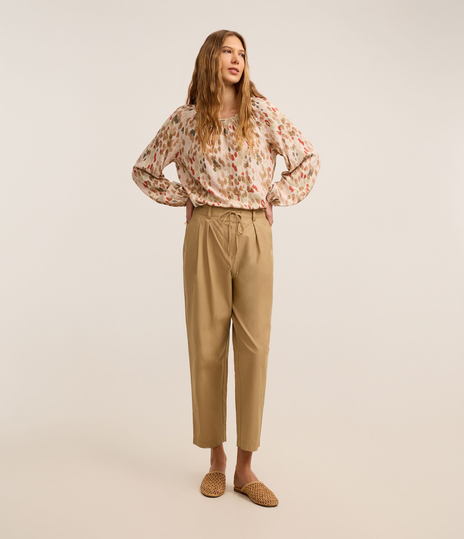 Blusa em Chalis com Estampa Abstrata e Decote Canoa Bege 2