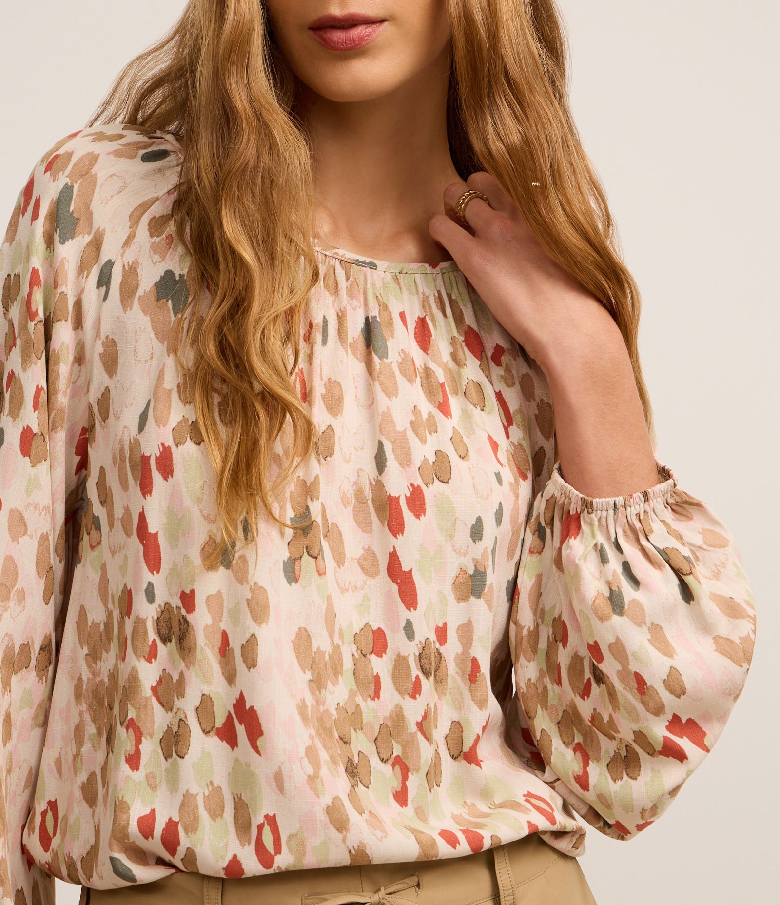 Blusa em Chalis com Estampa Abstrata e Decote Canoa Bege 3