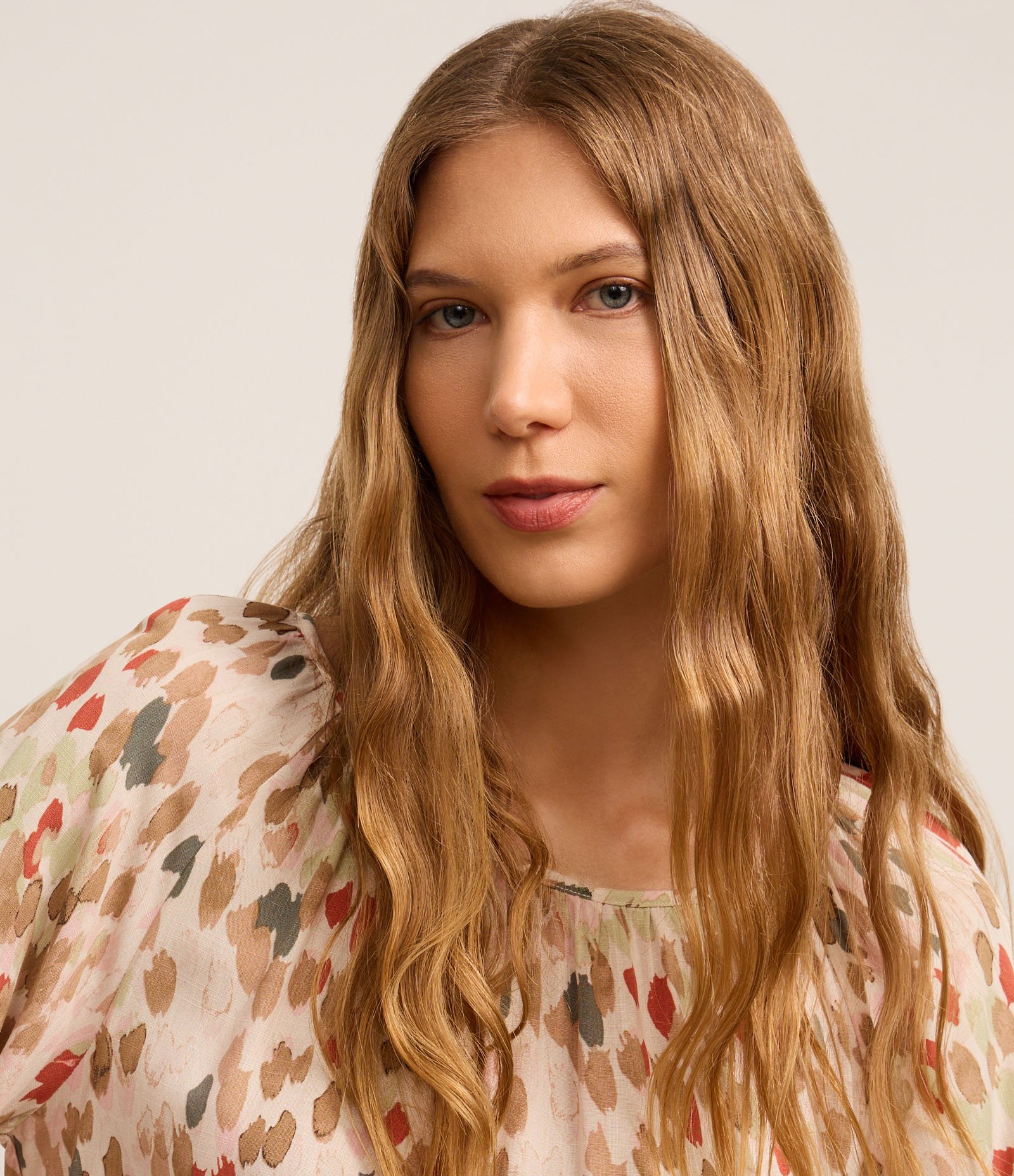 Blusa em Chalis com Estampa Abstrata e Decote Canoa Bege 4