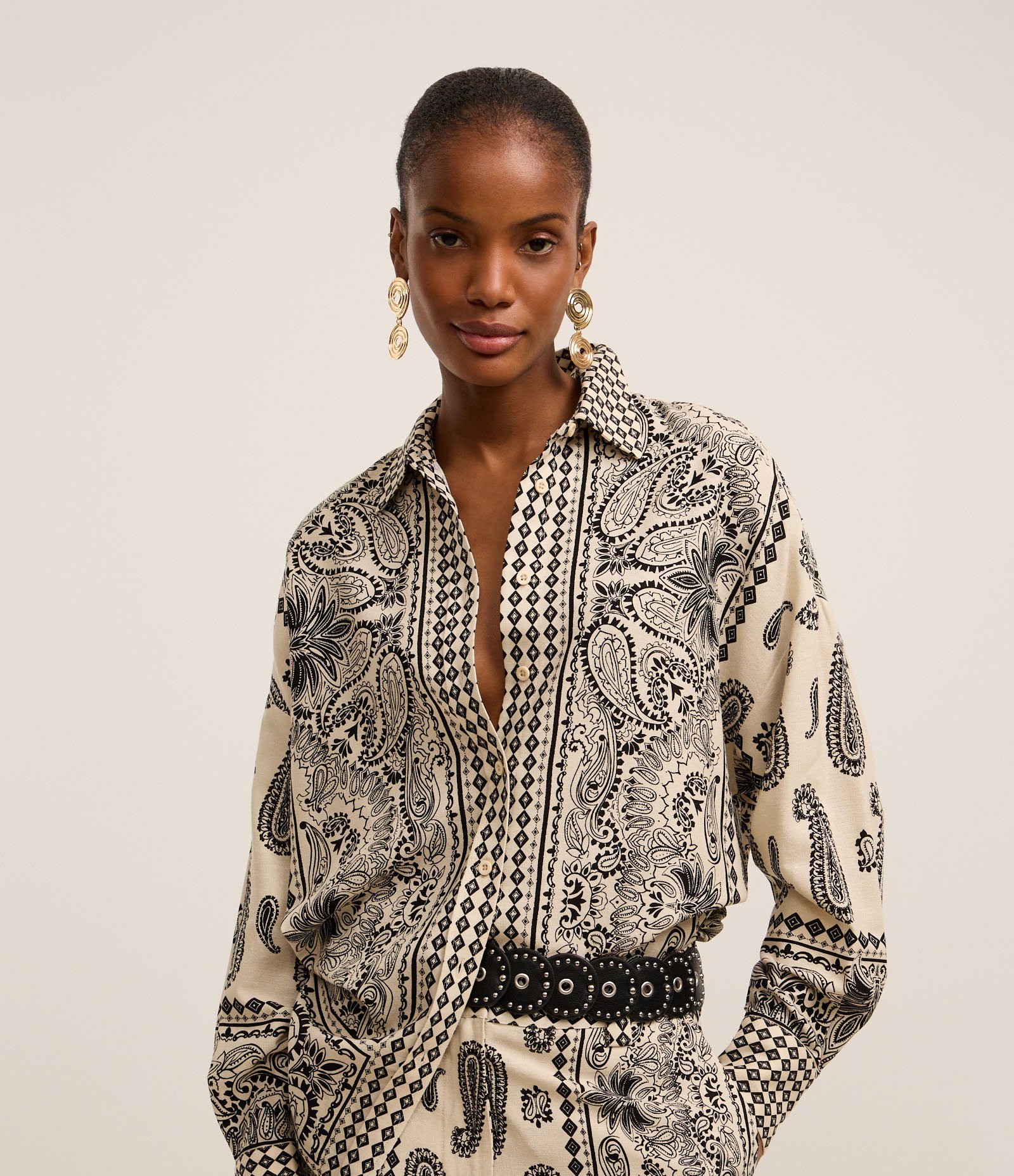 Camisa Alongada em Viscolinho com Estampa Abstrata Bege/Preto 1