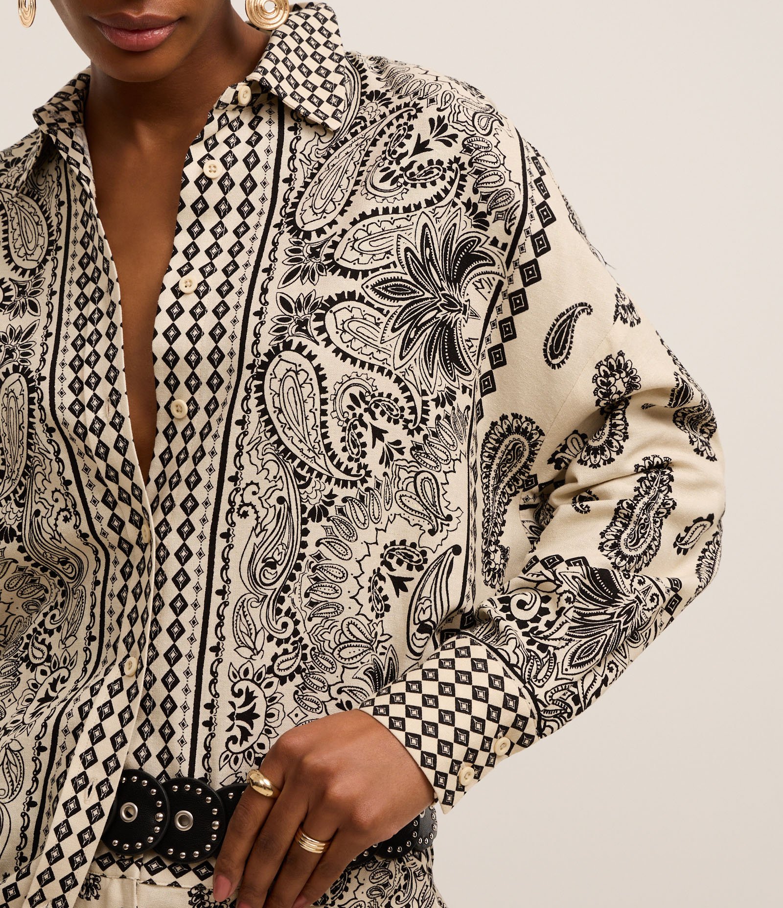 Camisa Alongada em Viscolinho com Estampa Abstrata Bege/Preto 3