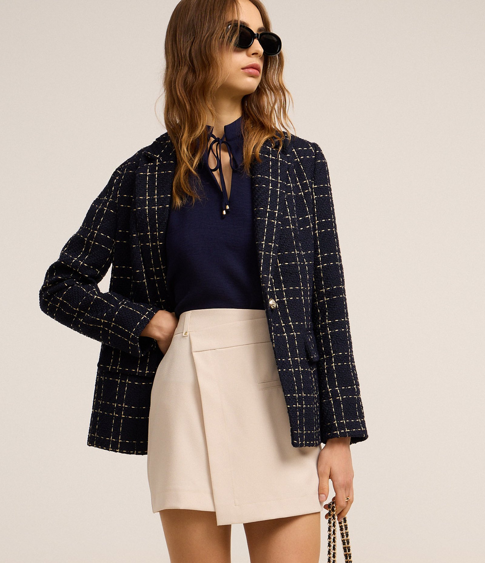 Saia Reta Curta em Crepe com Transpasse Envelope Bege 4