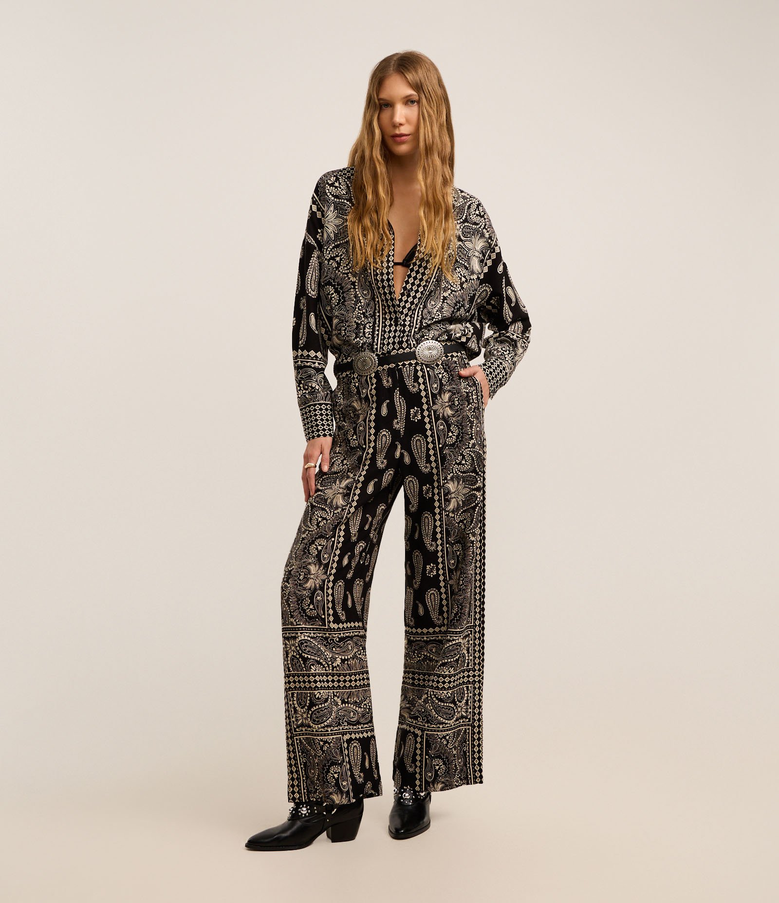 Calça Boho Pantalona em Viscolinho com Estampa Paisley Preto 1