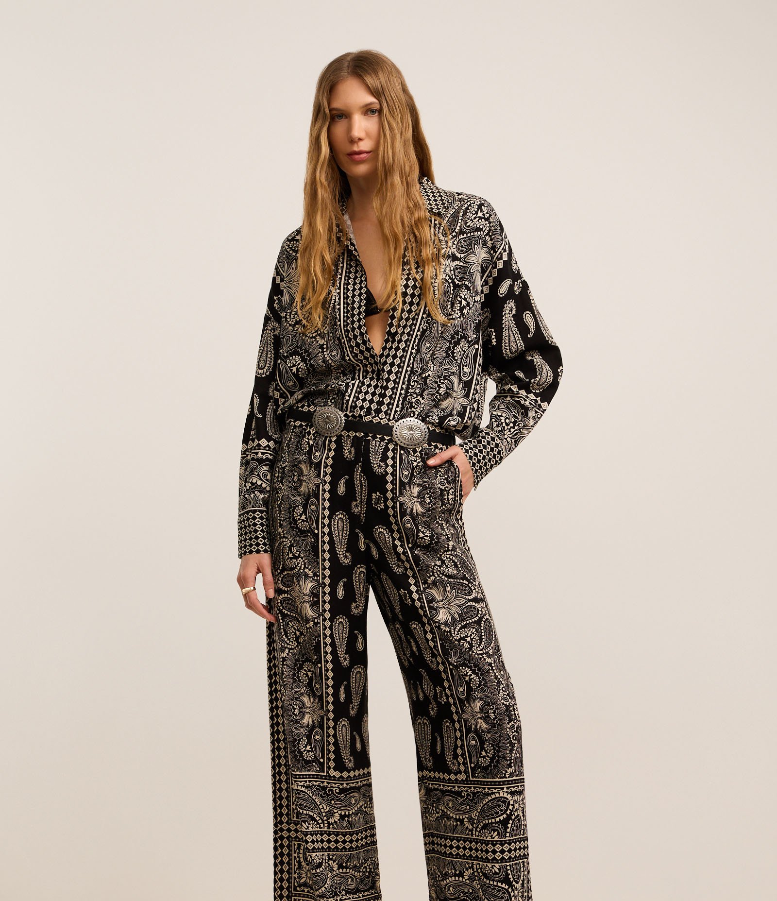 Calça Boho Pantalona em Viscolinho com Estampa Paisley Preto 2