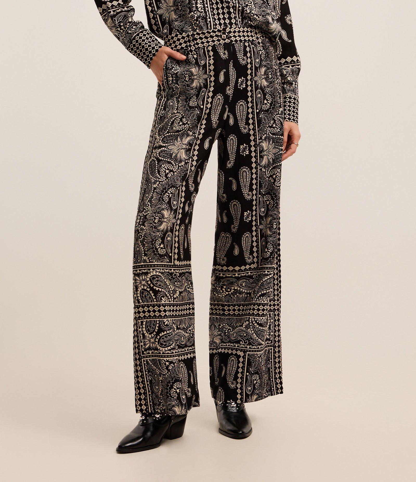 Calça Boho Pantalona em Viscolinho com Estampa Paisley Preto 3