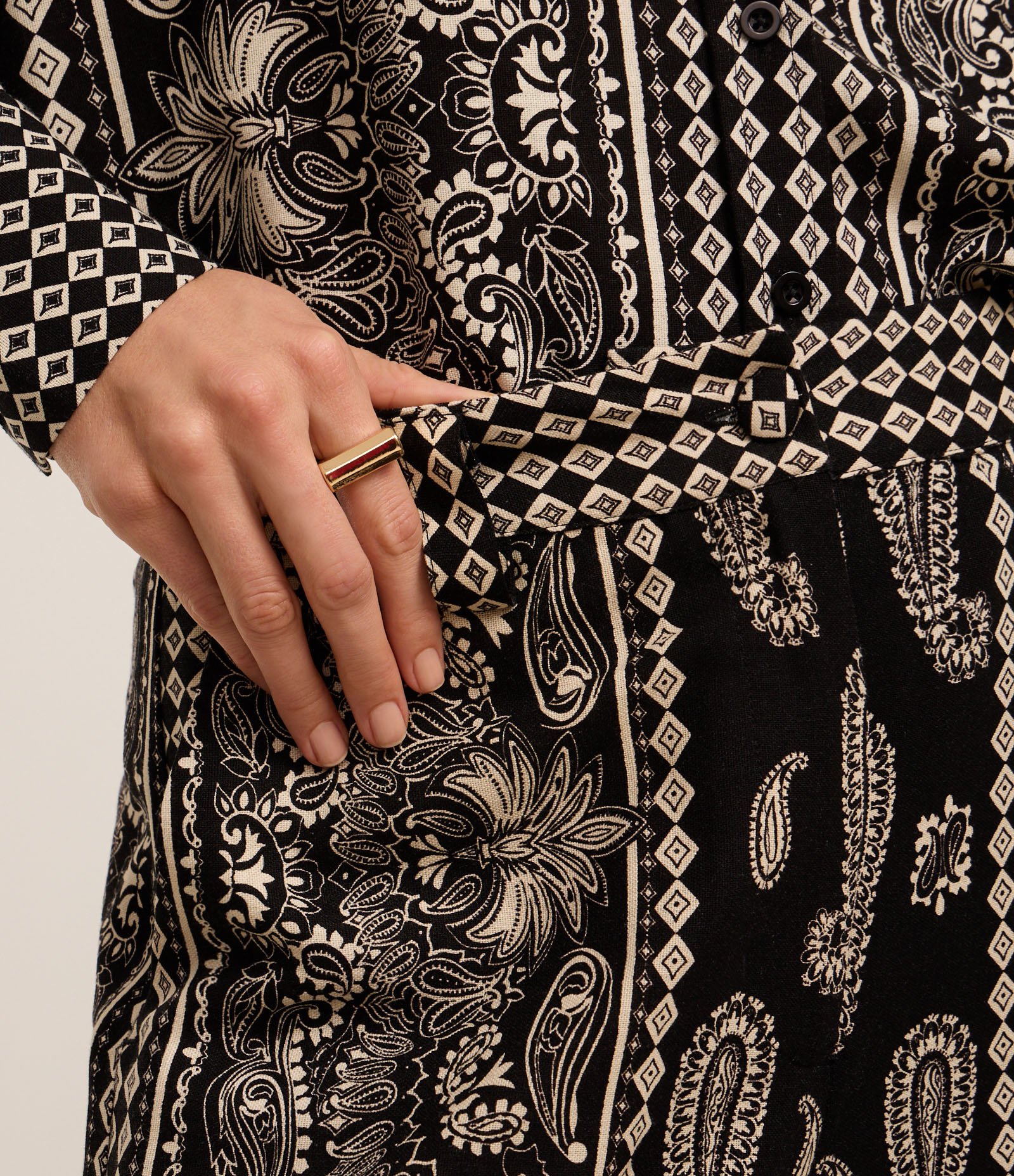 Calça Boho Pantalona em Viscolinho com Estampa Paisley Preto 4