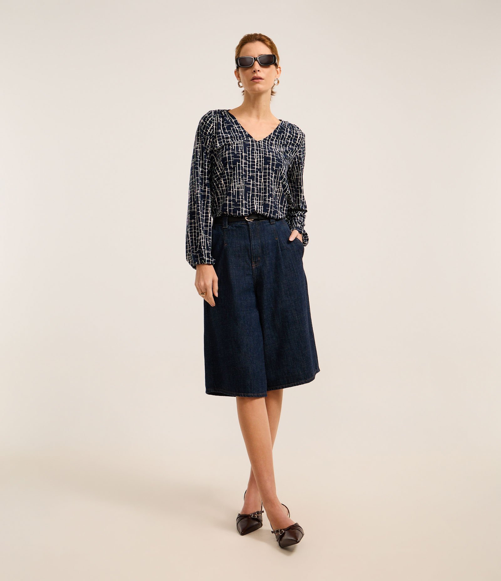 Blusa em Microfibra com Estampa Geométrica e Gola V Azul 2