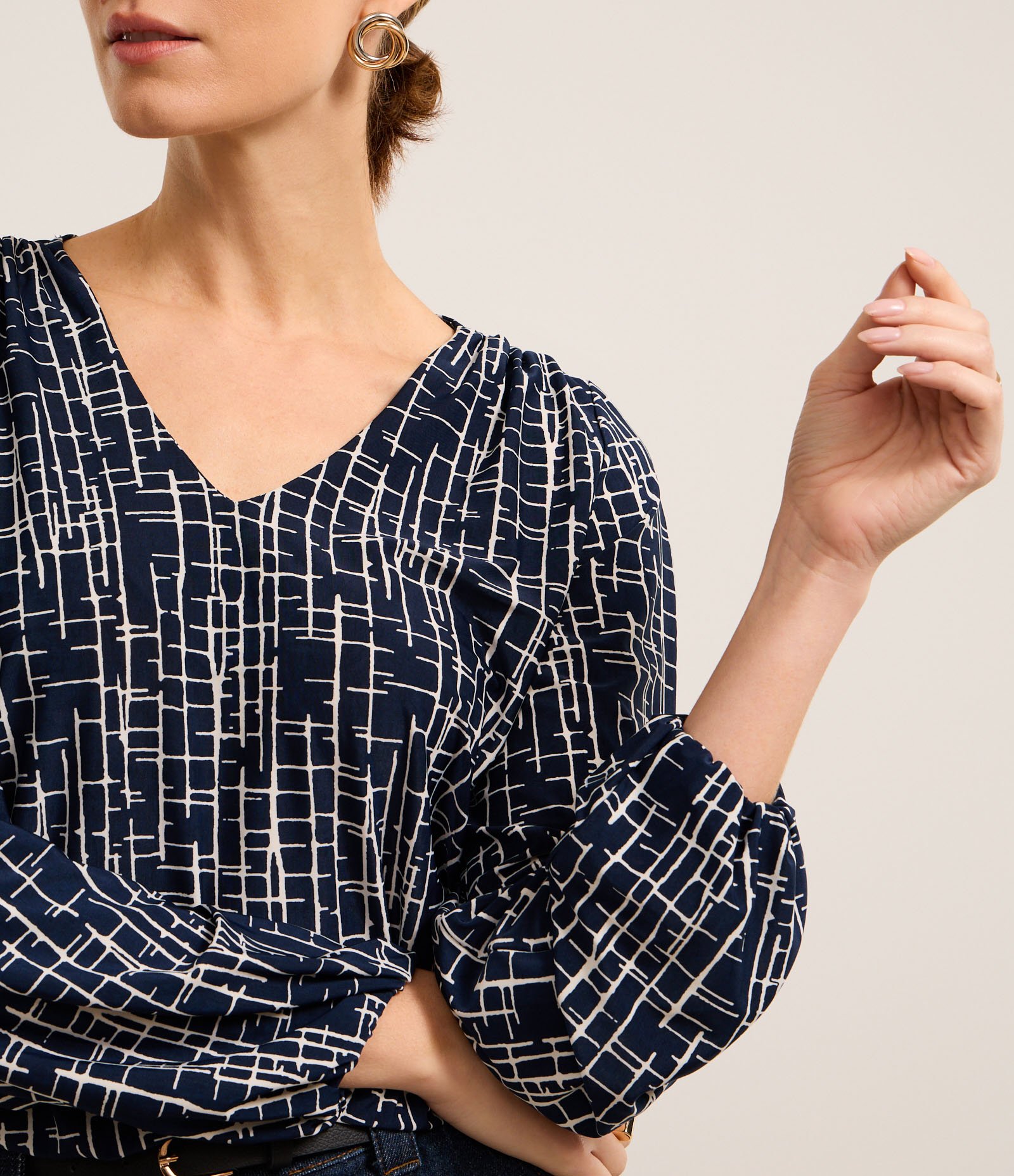 Blusa em Microfibra com Estampa Geométrica e Gola V Azul 3