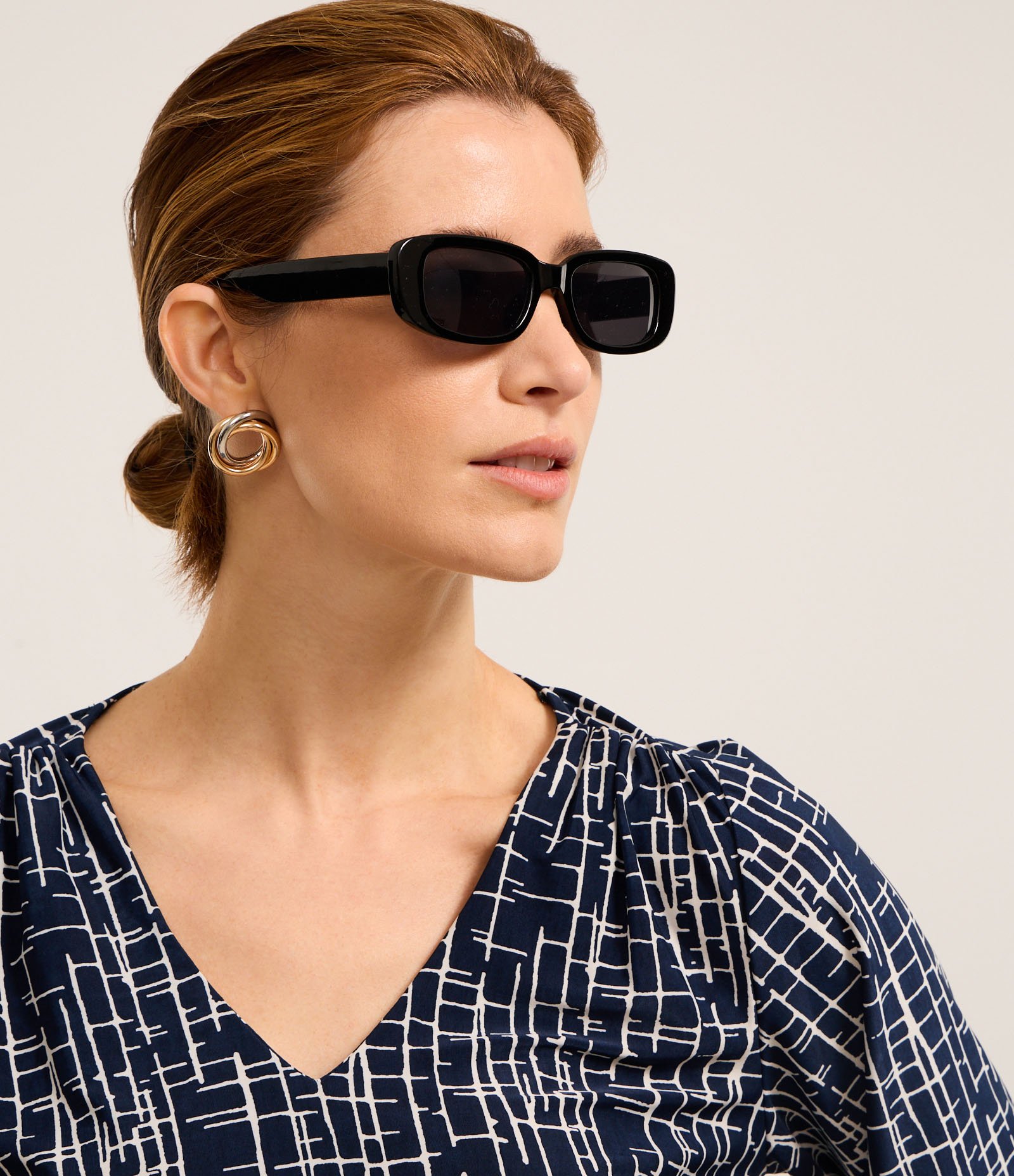 Blusa em Microfibra com Estampa Geométrica e Gola V Azul 4