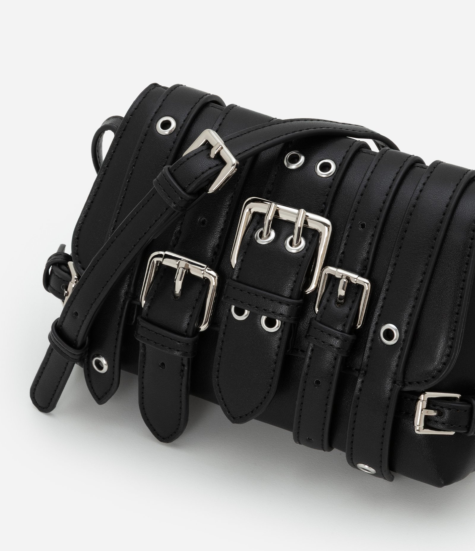 Bolsa Transversal Pequena com Tampa de Cintos com Fivelas e Ilhós Preto 5