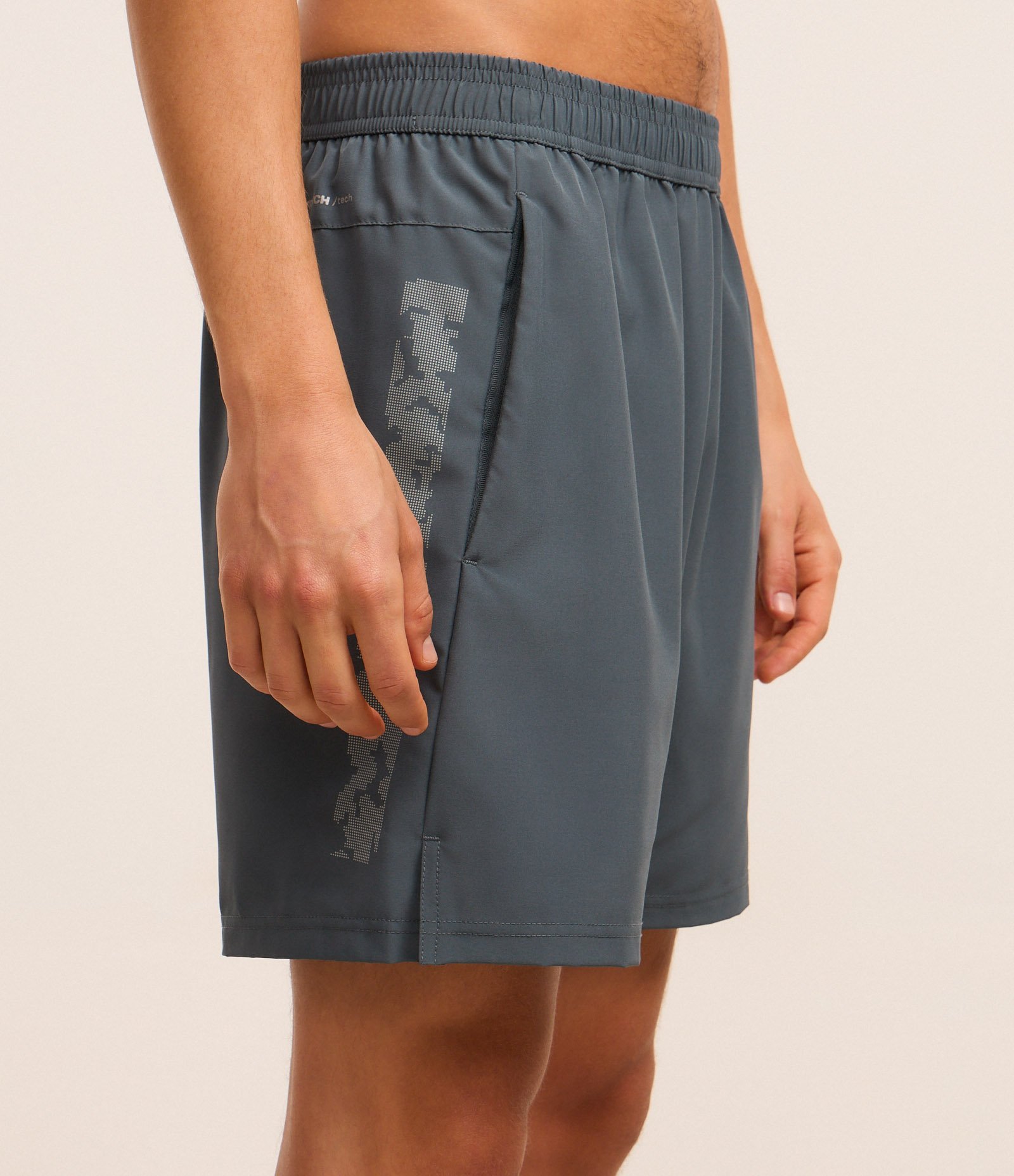 Bermuda Esportiva com Estampa Localizada Refletiva Azul 4