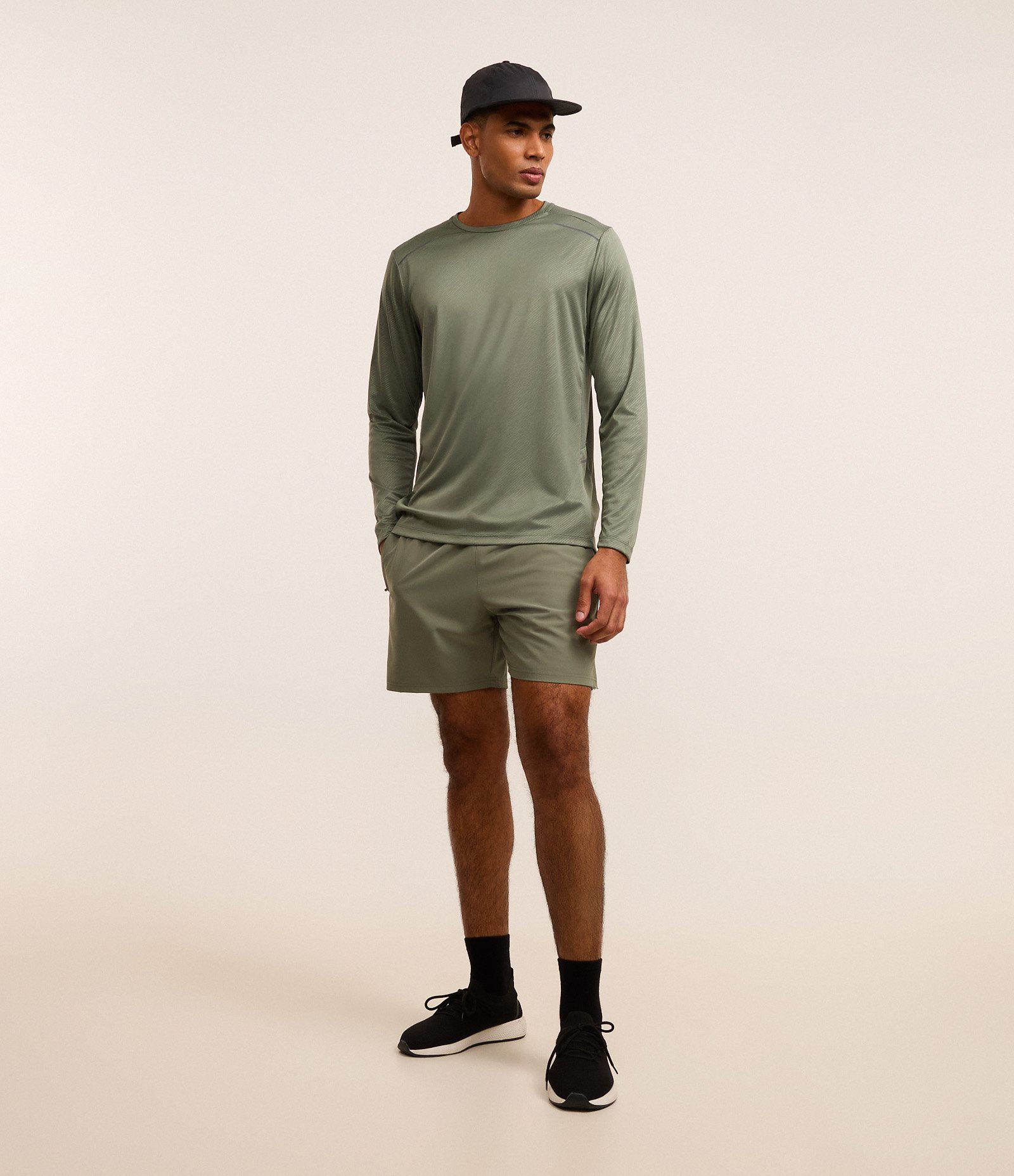 Bermuda Esportiva com Estampa Localizada Refletiva Verde 1