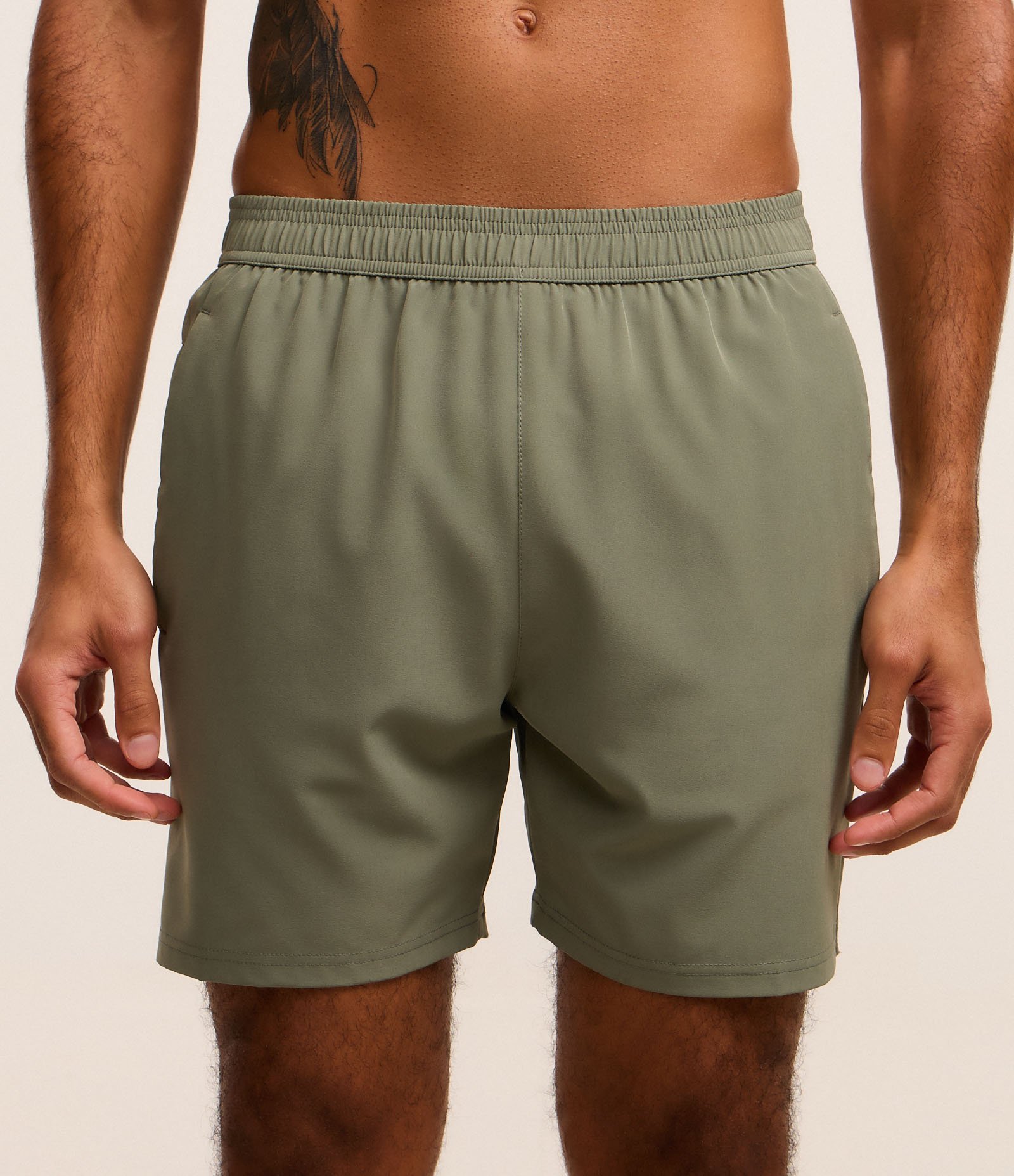 Bermuda Esportiva com Estampa Localizada Refletiva Verde 2