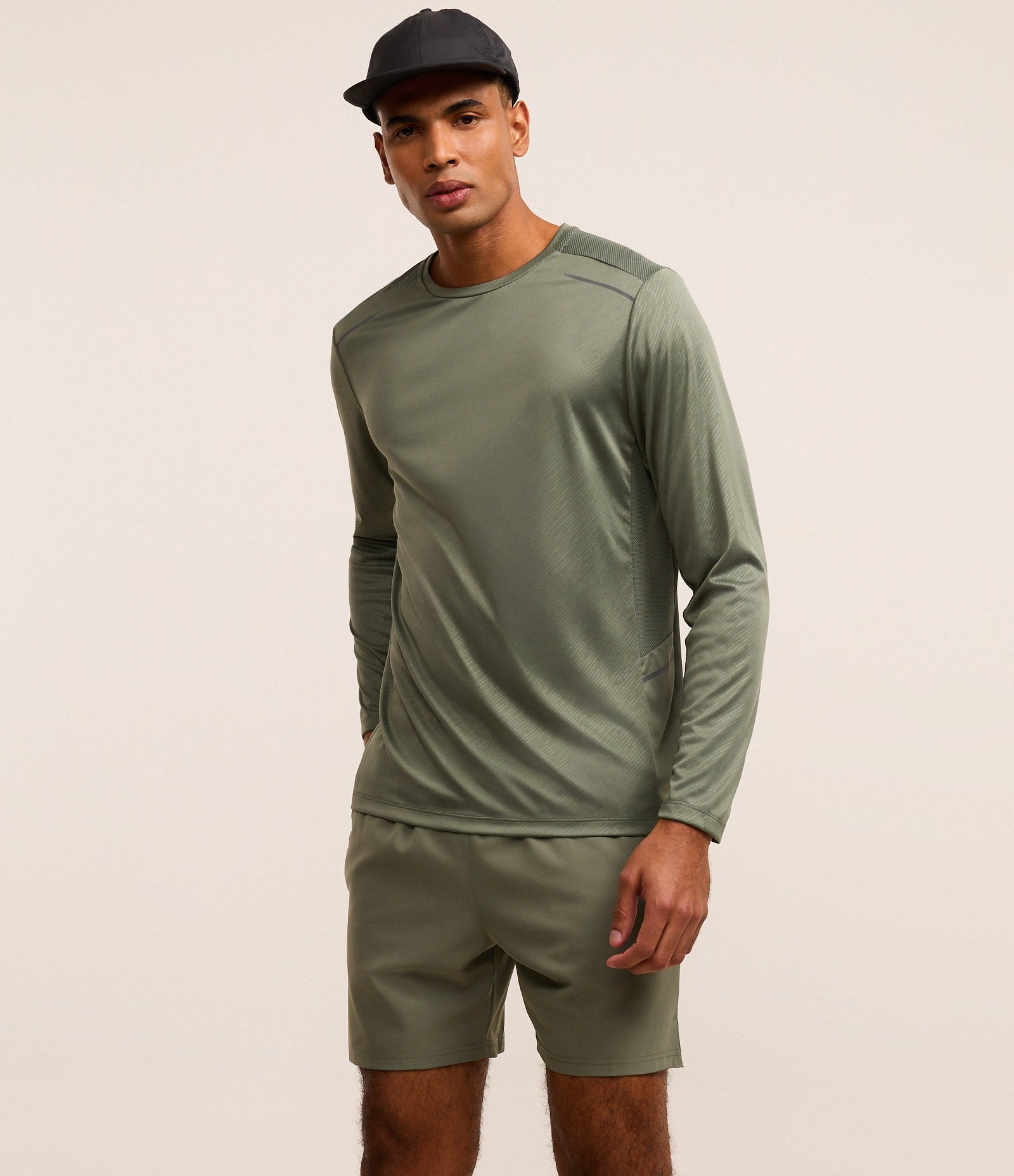 Bermuda Esportiva com Estampa Localizada Refletiva Verde 4