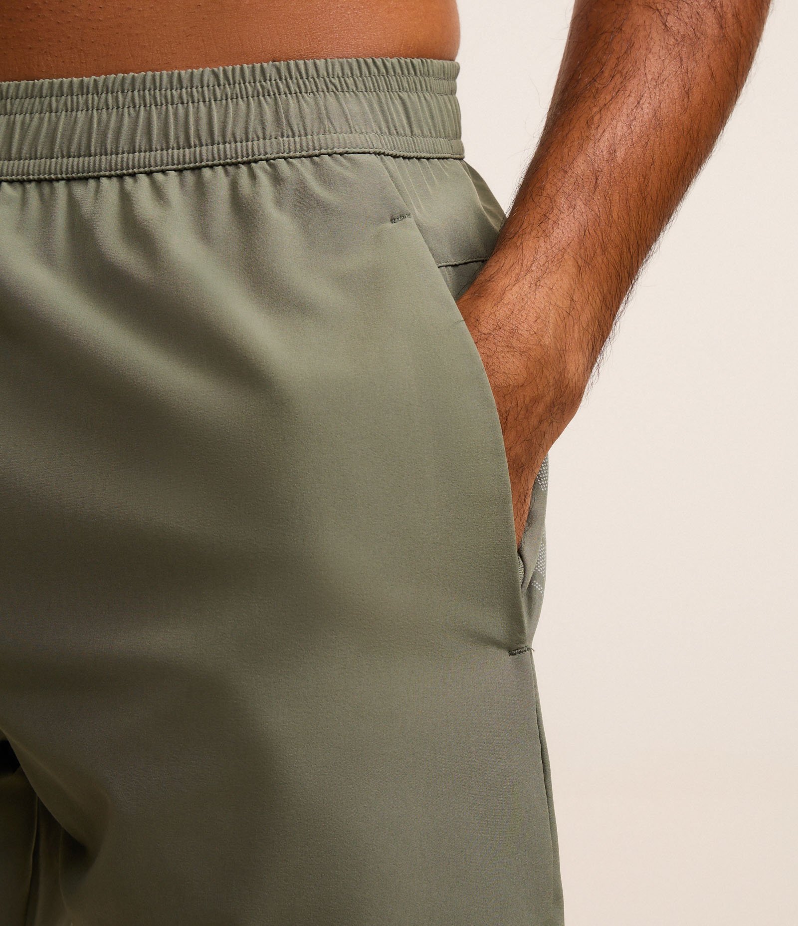 Bermuda Esportiva com Estampa Localizada Refletiva Verde 5