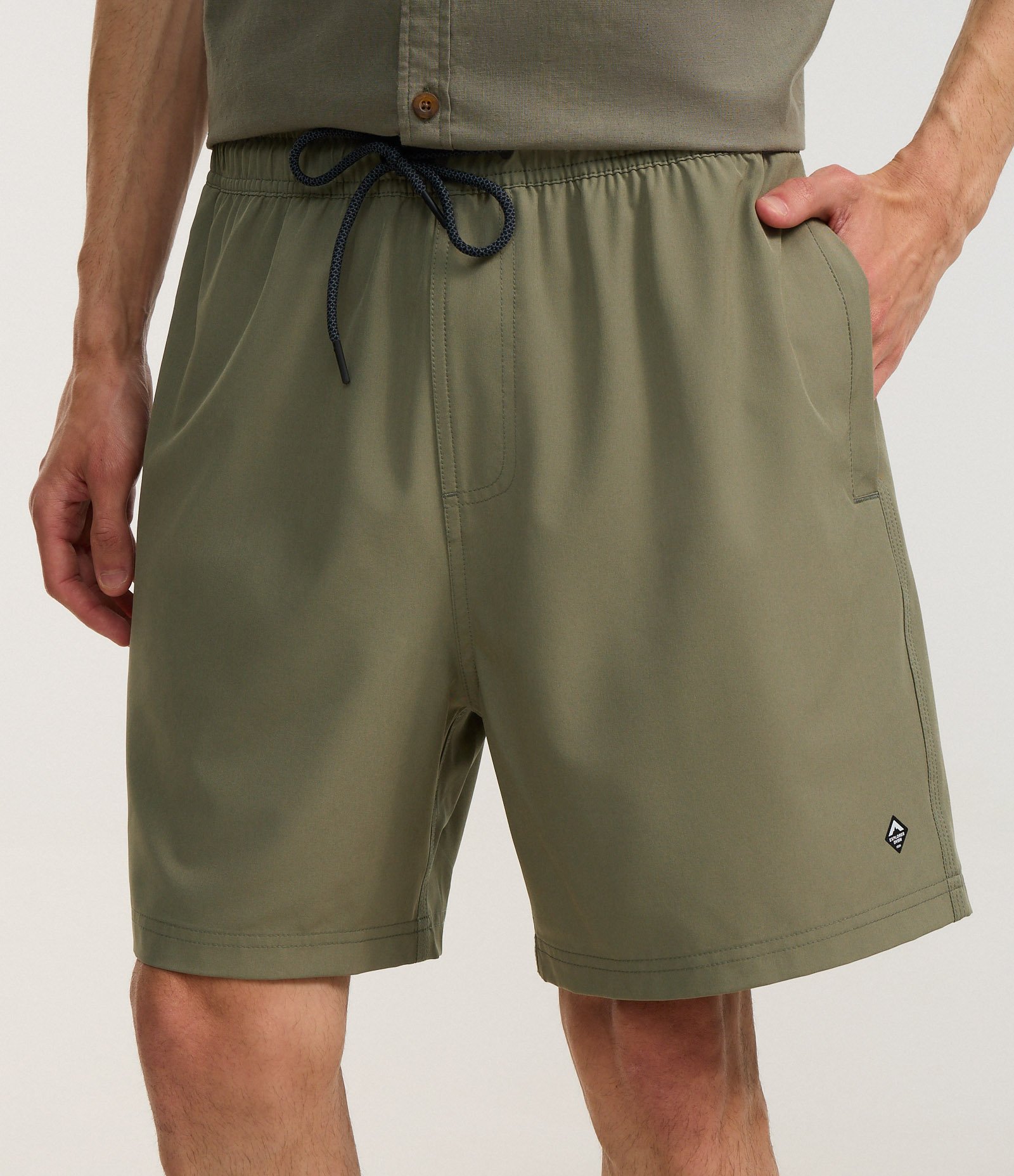 Bermuda com Detalhe de Etiqueta Emborrachada Verde 2