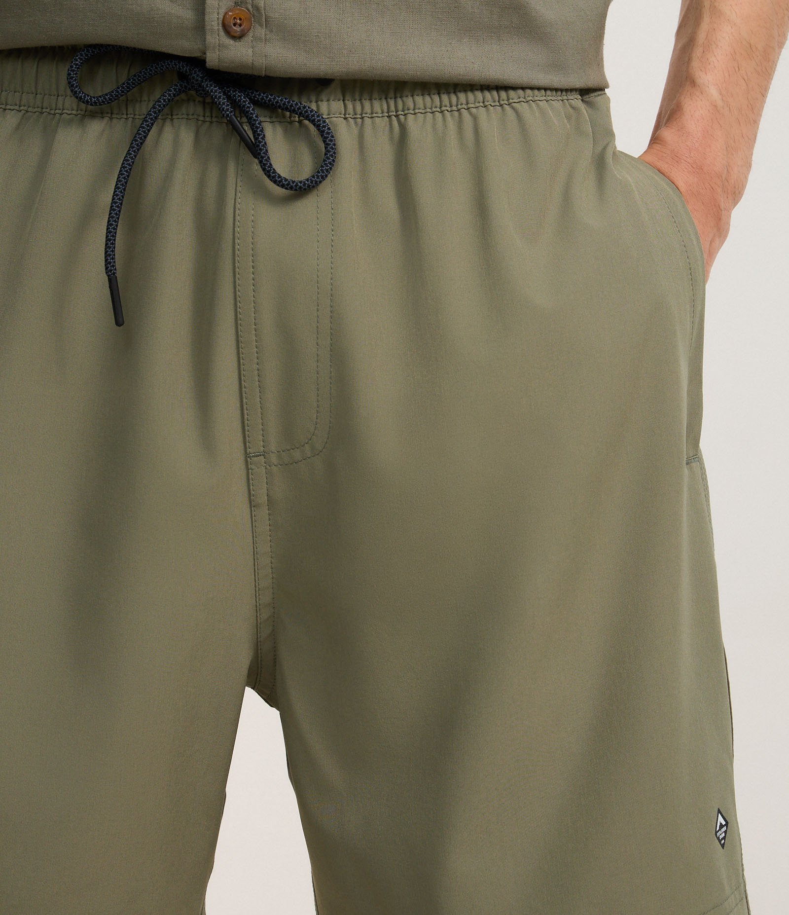 Bermuda com Detalhe de Etiqueta Emborrachada Verde 3