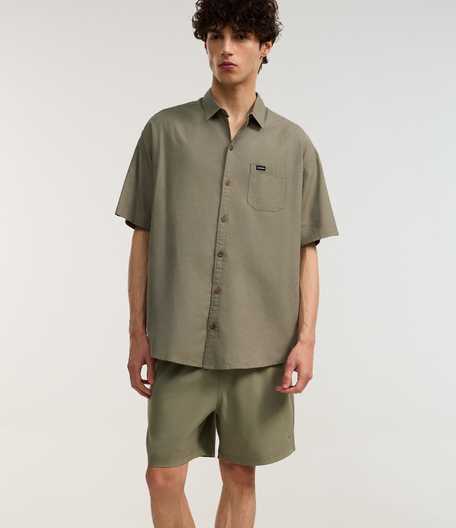 Bermuda com Detalhe de Etiqueta Emborrachada Verde 5